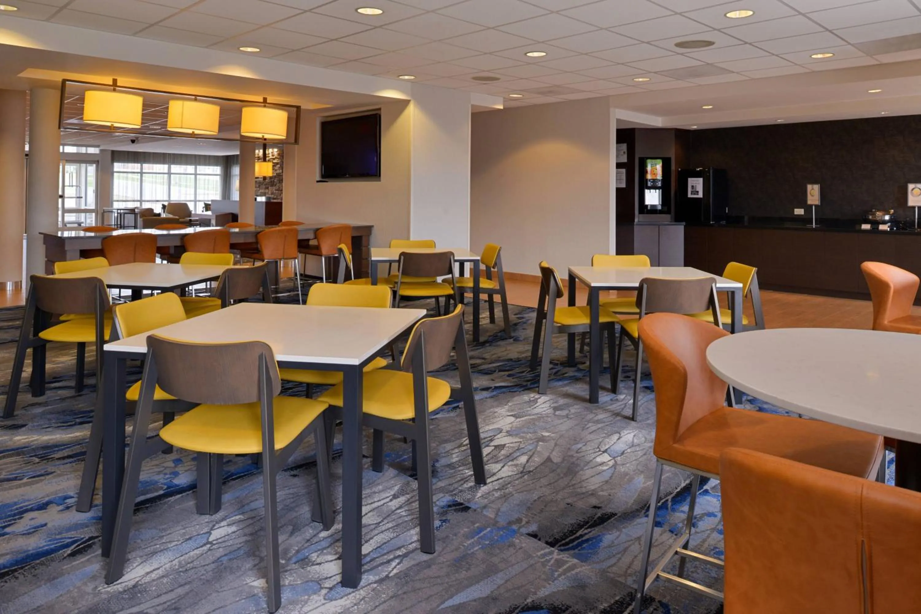 Breakfast in Fairfield Inn & Suites by Marriott Cedar Rapids