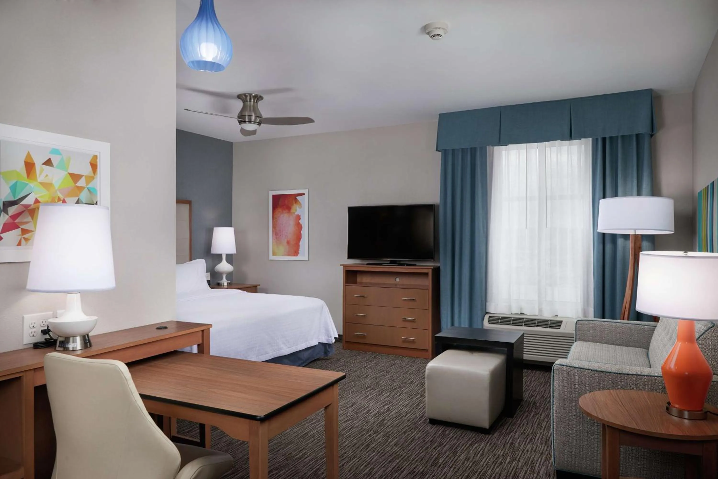 Living room, Bed in Homewood Suites By Hilton Cincinnati Midtown