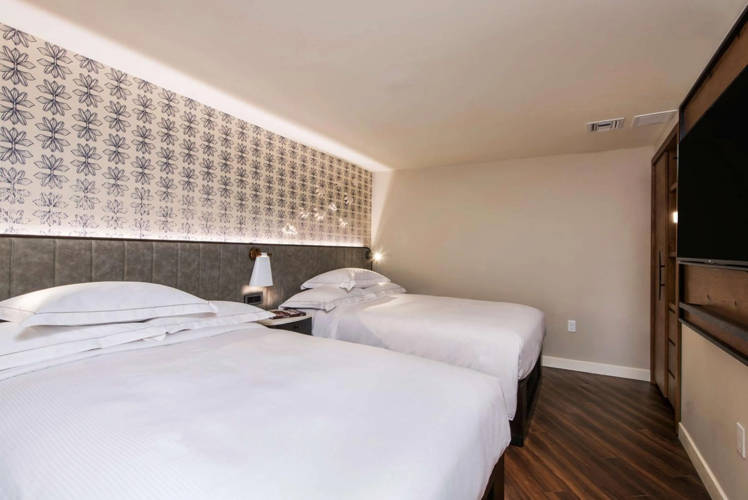 Photo of the whole room, Bed in Hilton Grand Vacations Club Ocean Tower Waikoloa Village