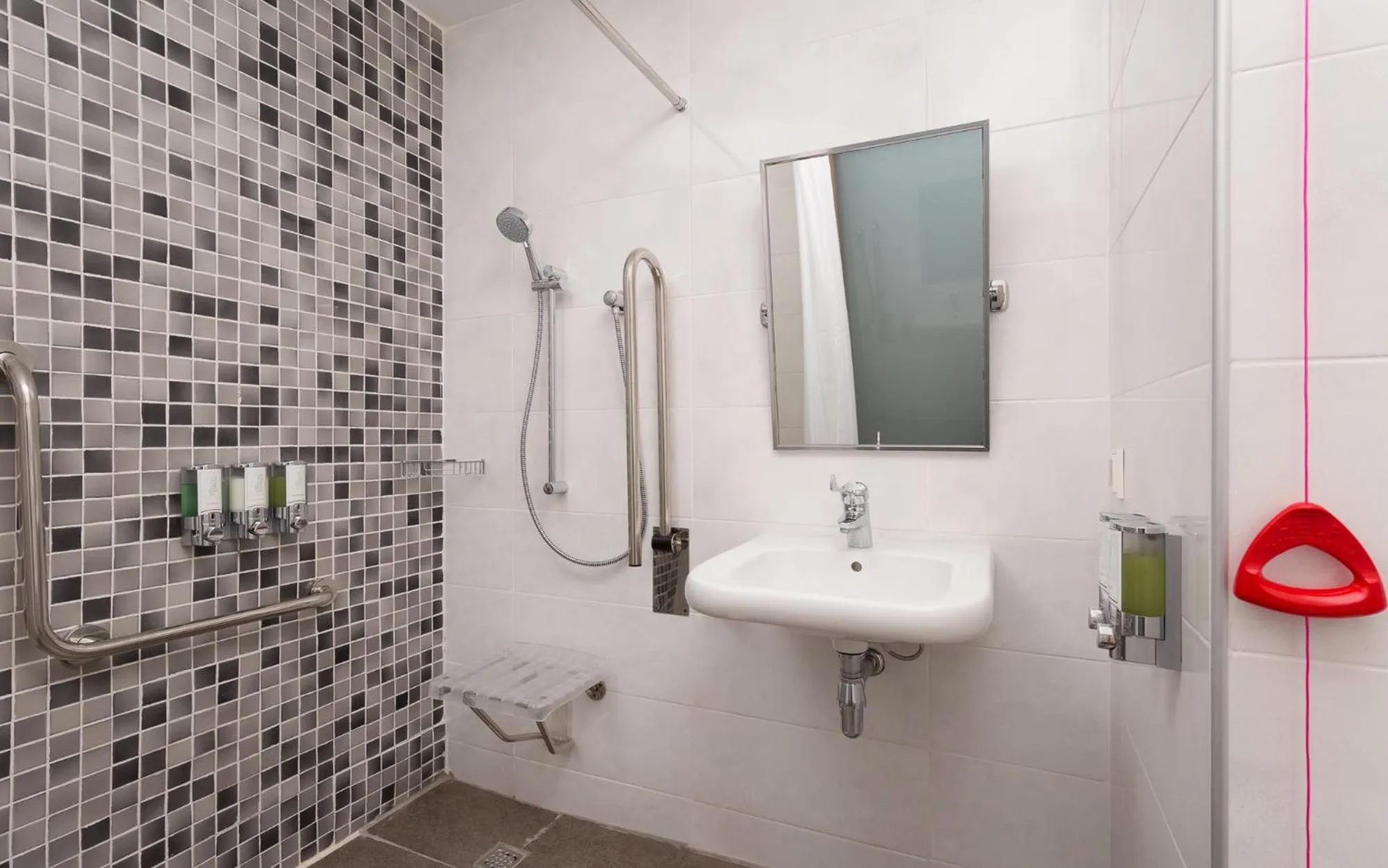 Shower in Hampton By Hilton Astana Triumphal Arch