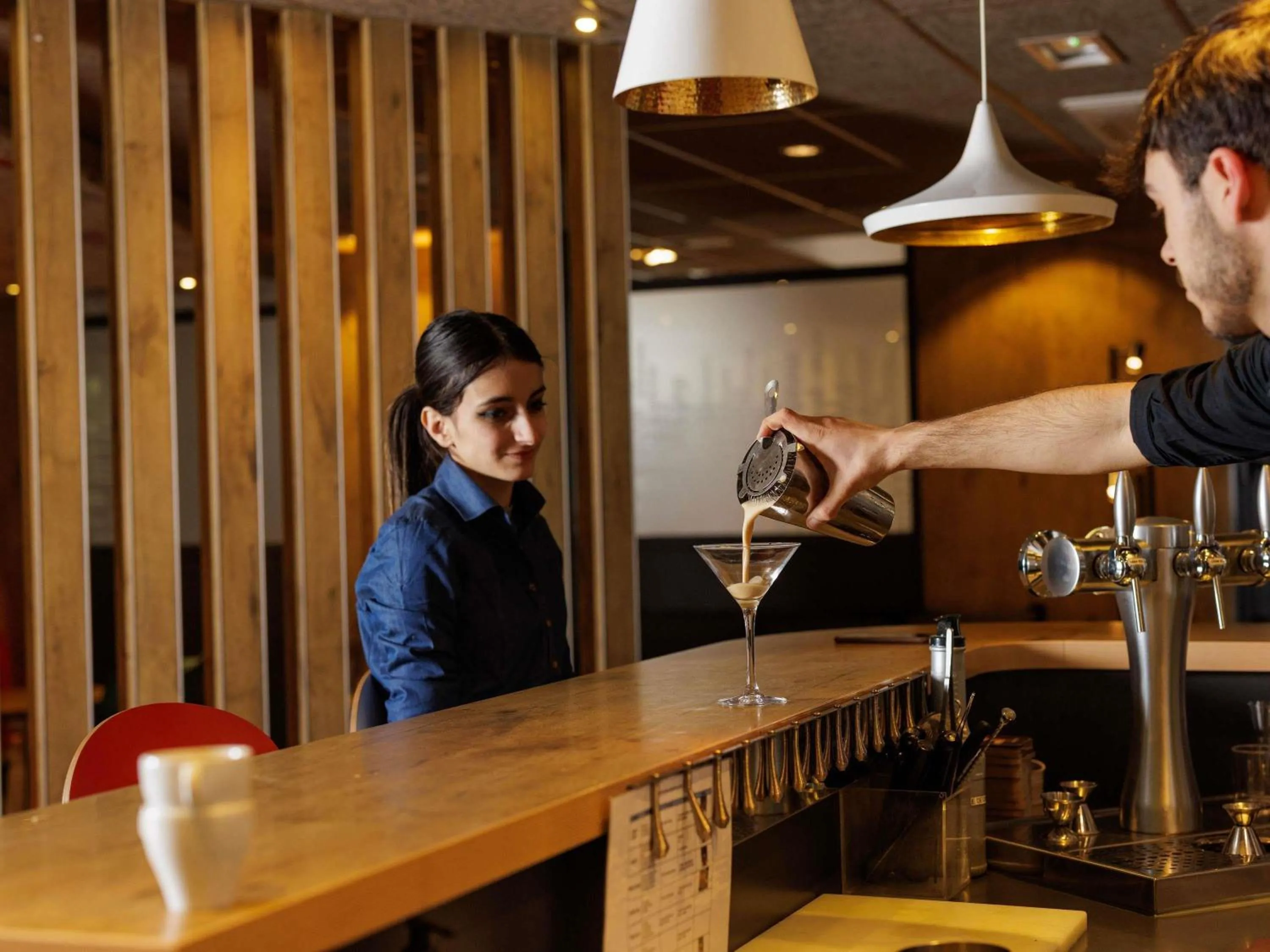 Lounge or bar in ibis Valence Sud