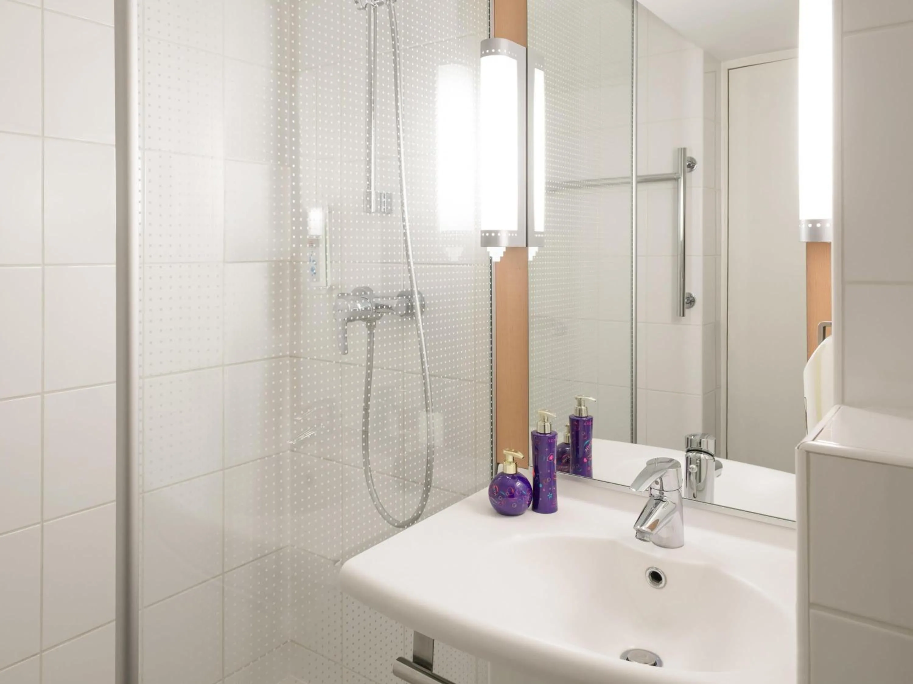 Bedroom in ibis Valence Sud