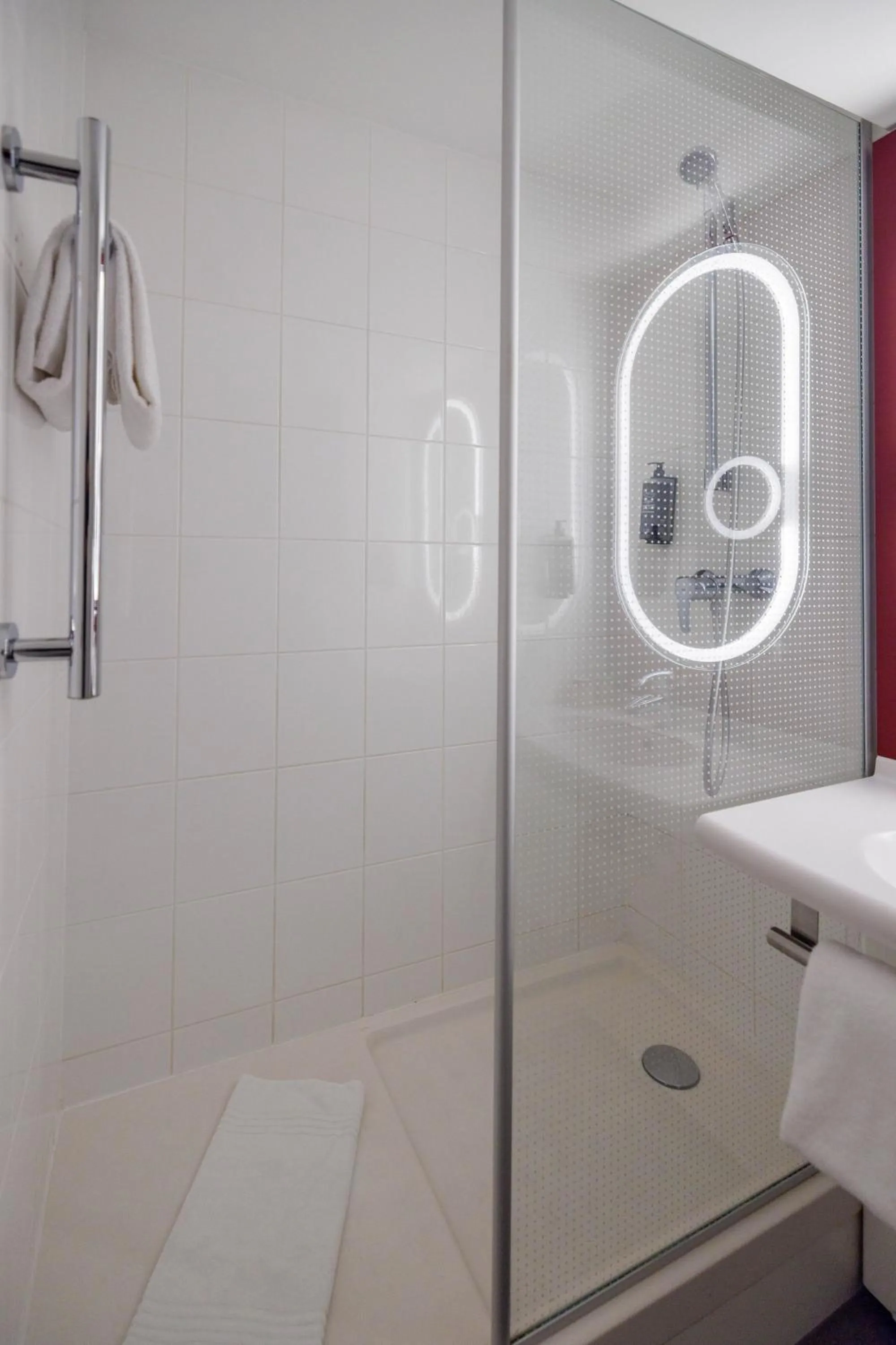 Shower in ibis Valence Sud