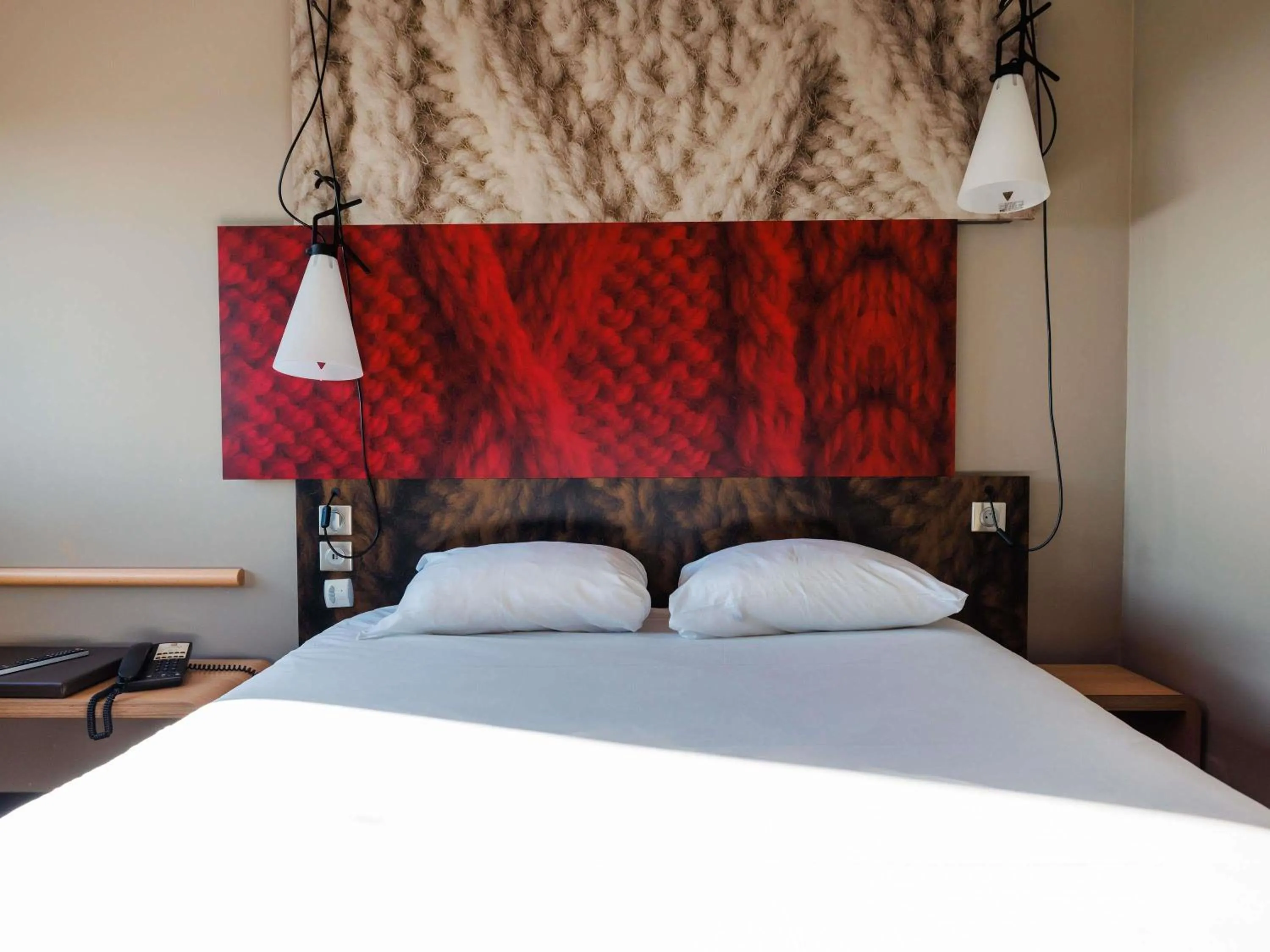 Bedroom, Bed in ibis Valence Sud