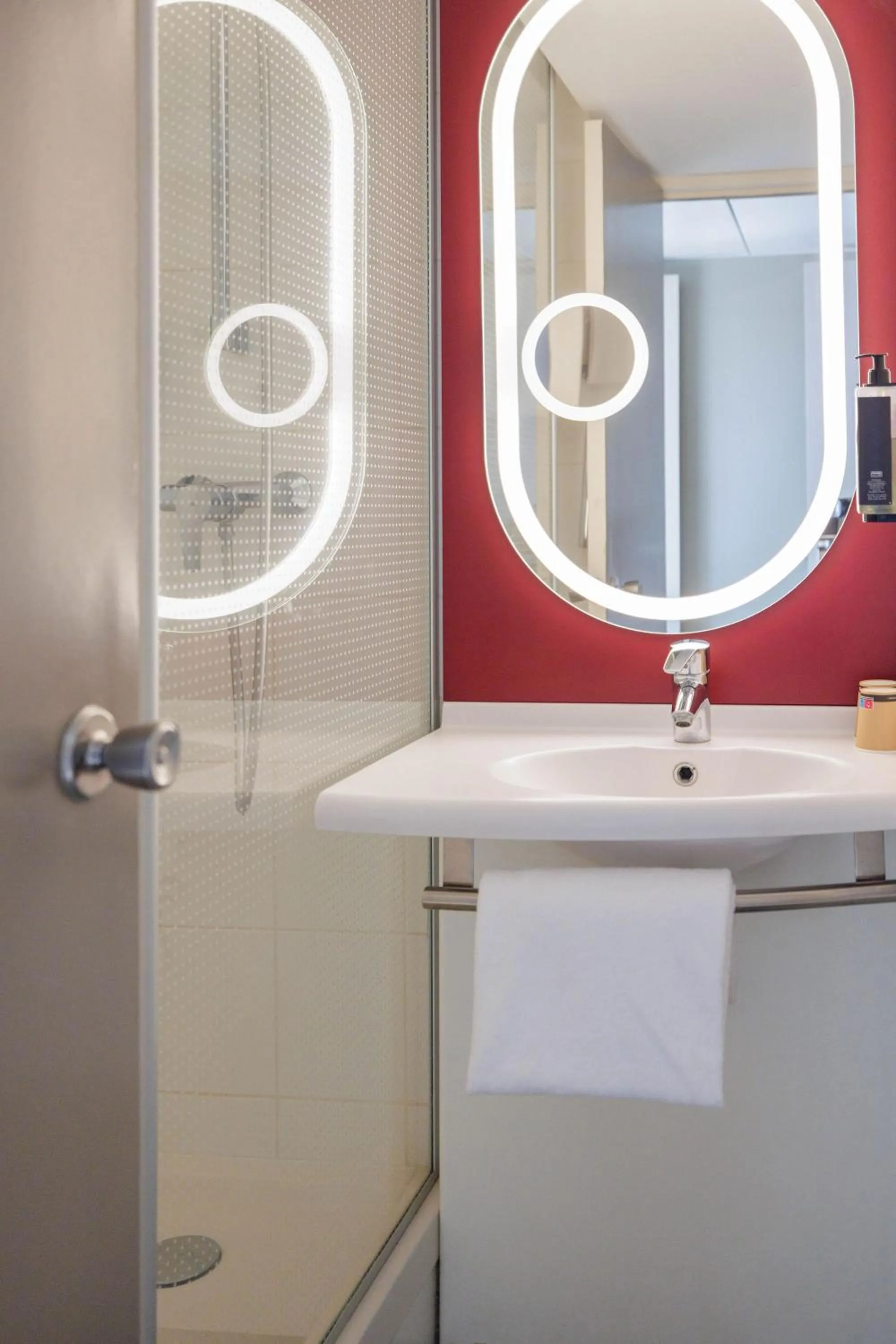 Bathroom in ibis Valence Sud