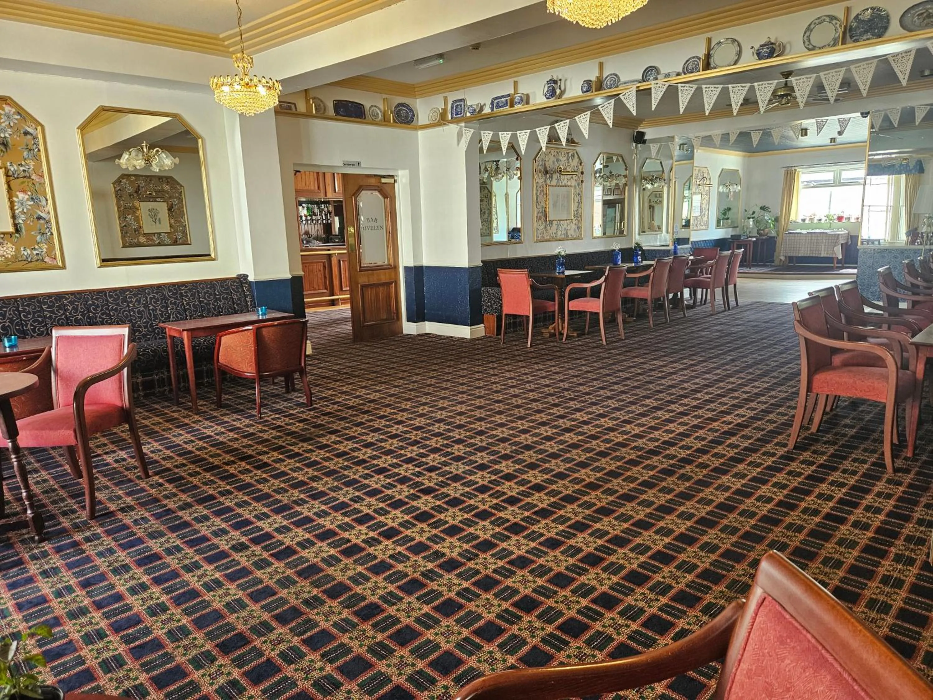 Restaurant/places to eat in Rivelyn Hotel Bar & Restaurant