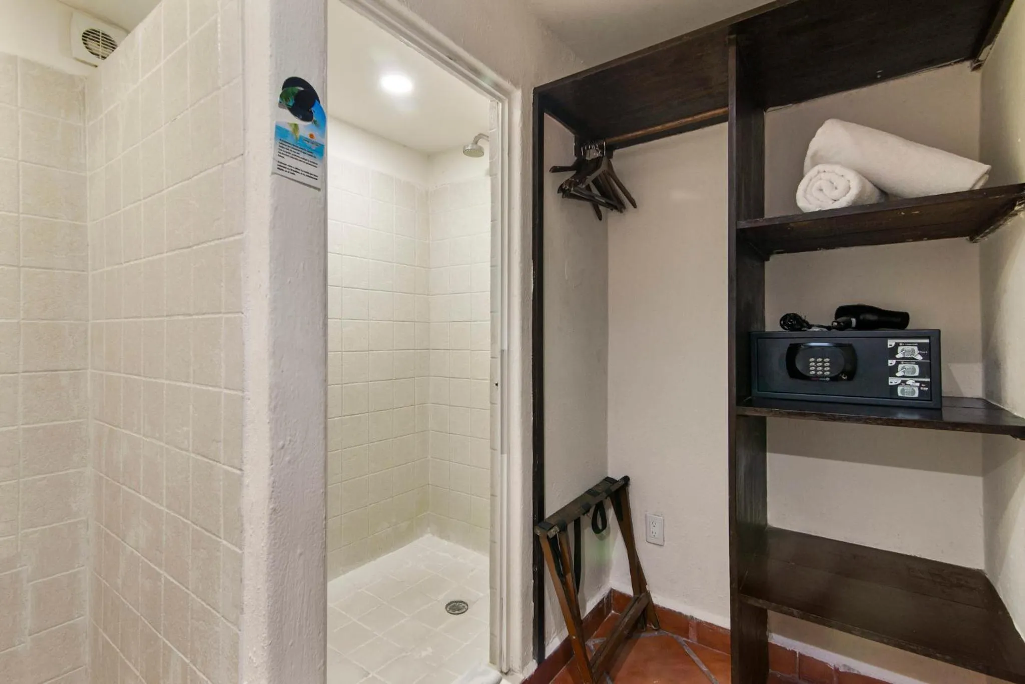 Shower in Hotel Riviera Del Sol