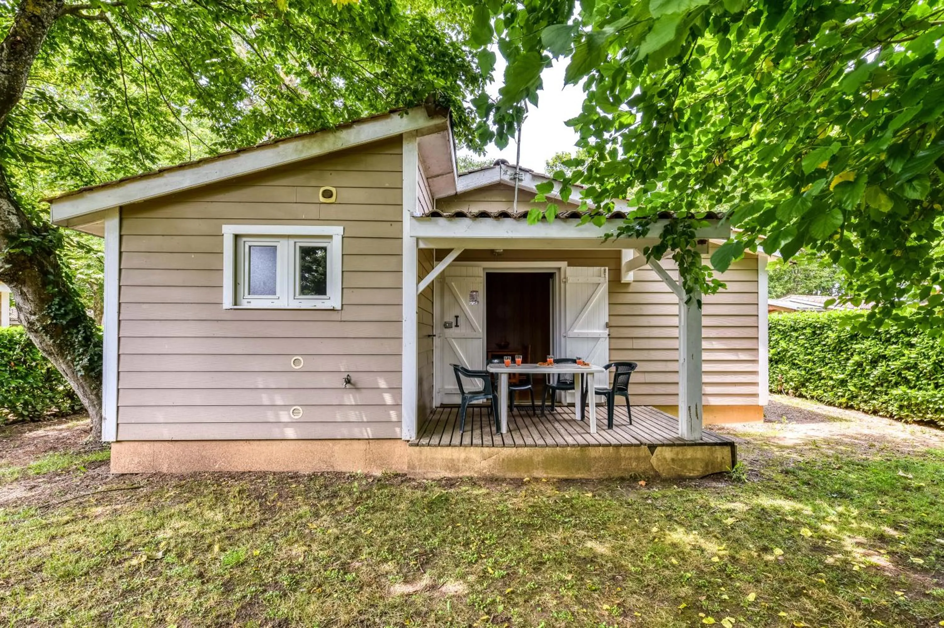 Facade/entrance in Le Domaine du Cèdre