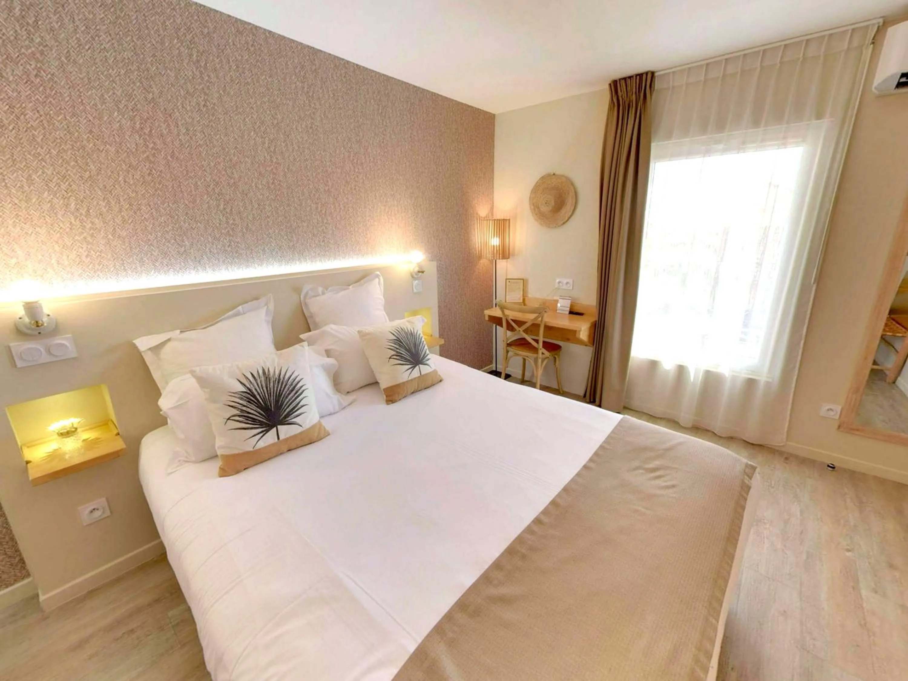 Photo of the whole room, Bed in Hôtel Le C - Boutique Hôtel