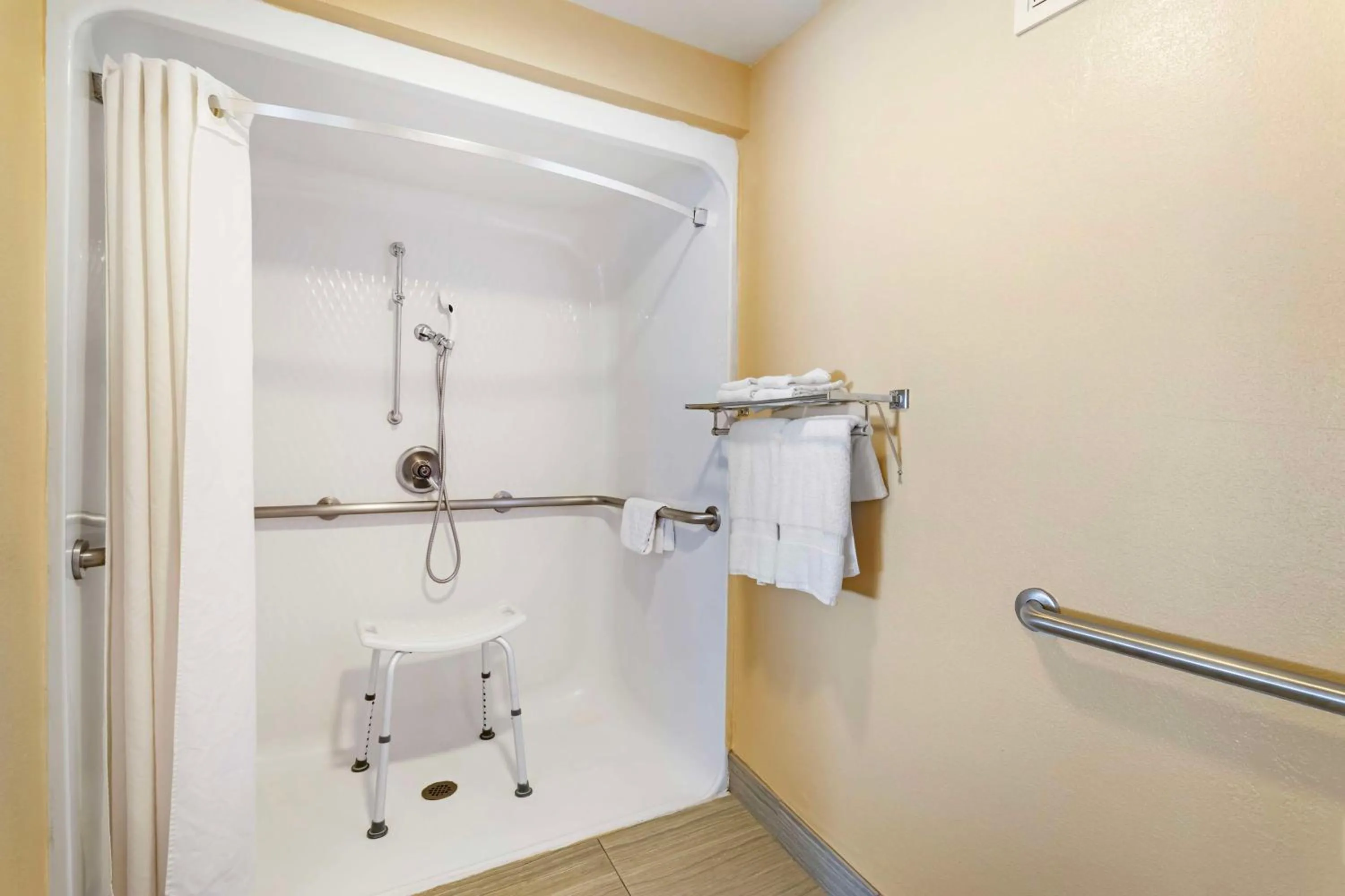 Bathroom in Best Western Mountainbrook Inn Maggie Valley