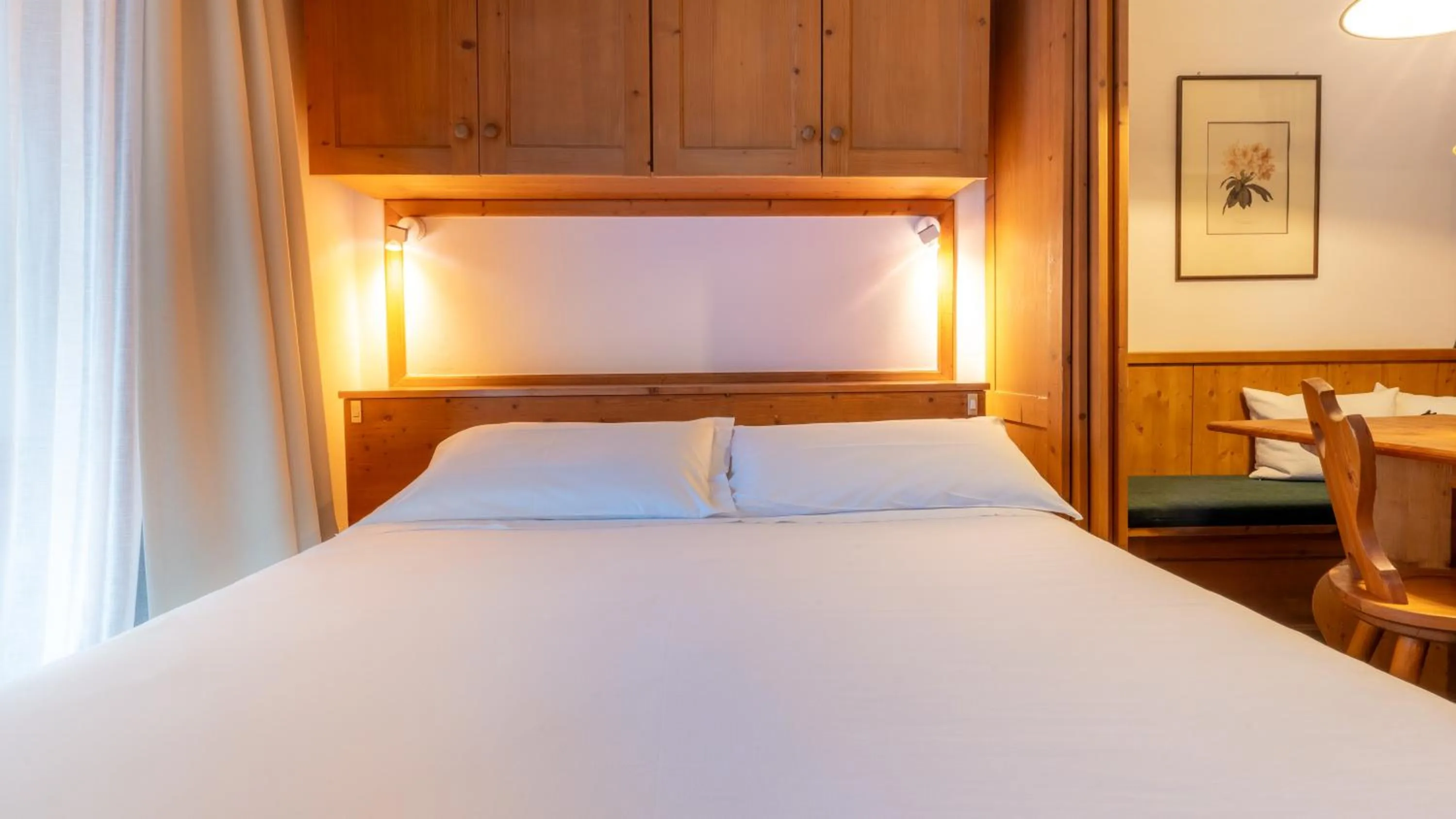 Bed in Hotel Cristallino d'Ampezzo