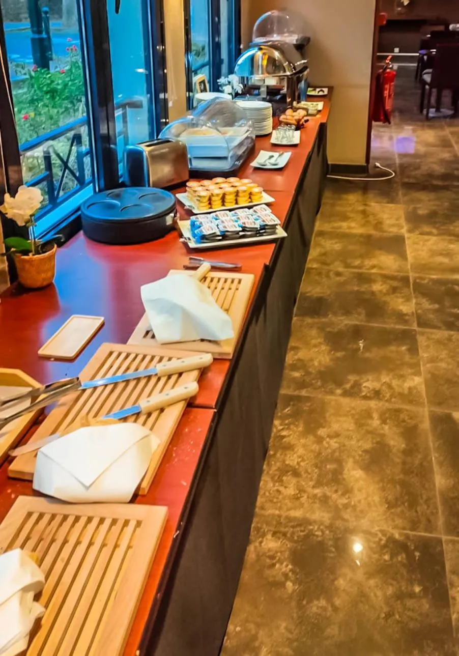 Buffet breakfast in Plessis Parc Hôtel