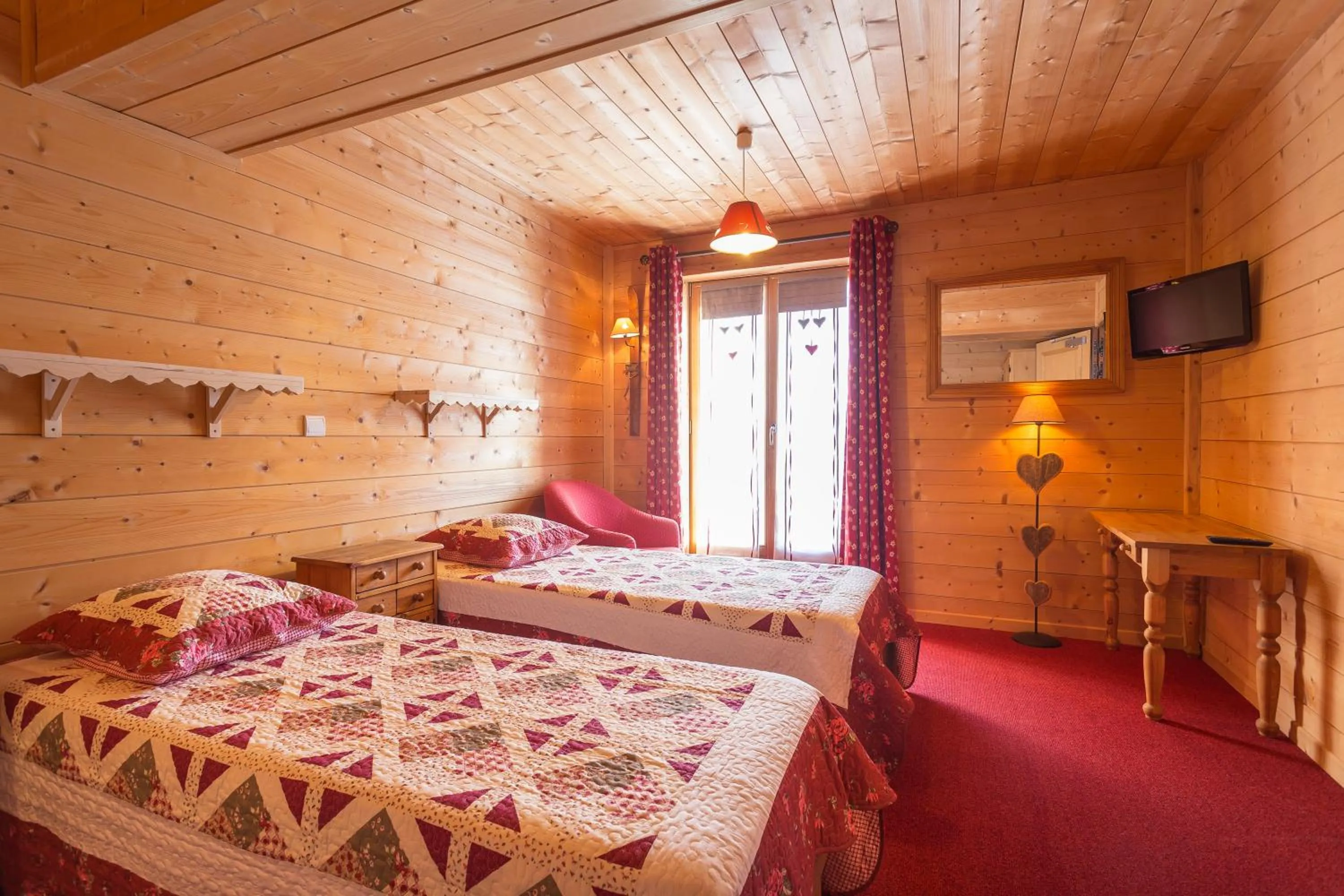 Photo of the whole room, Bed in Hôtel L'Accroche Coeur