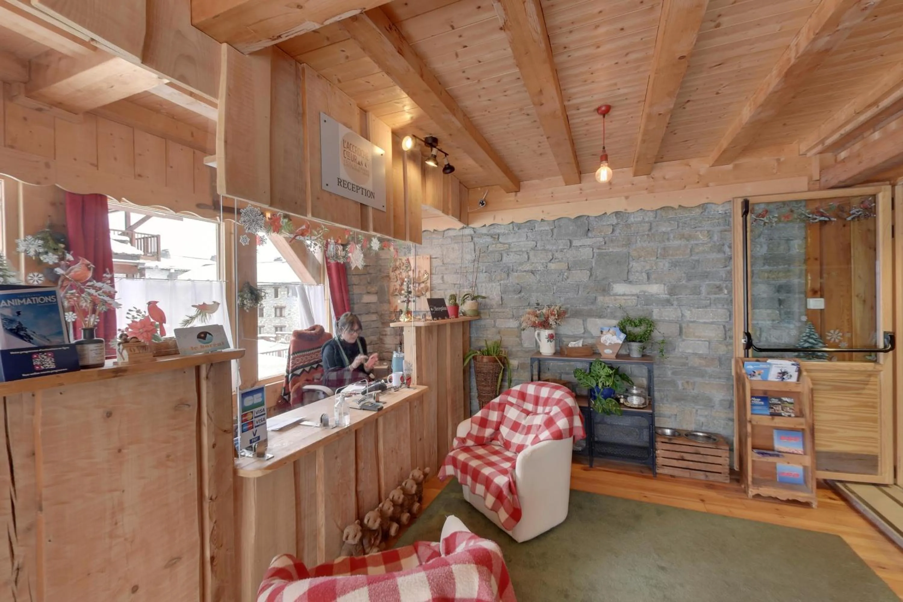 Lobby or reception in Hôtel L'Accroche Coeur