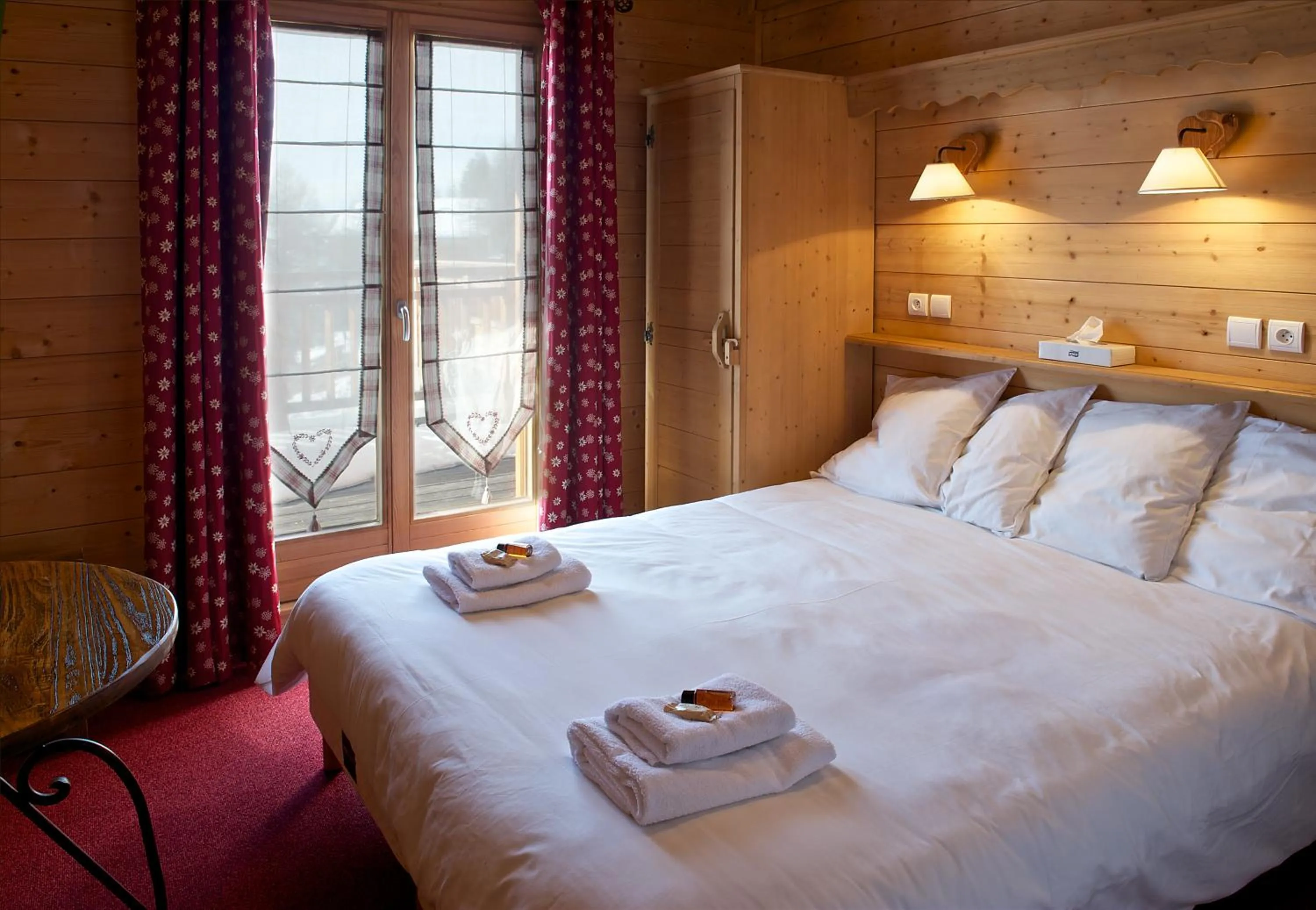 Photo of the whole room, Bed in Hôtel L'Accroche Coeur