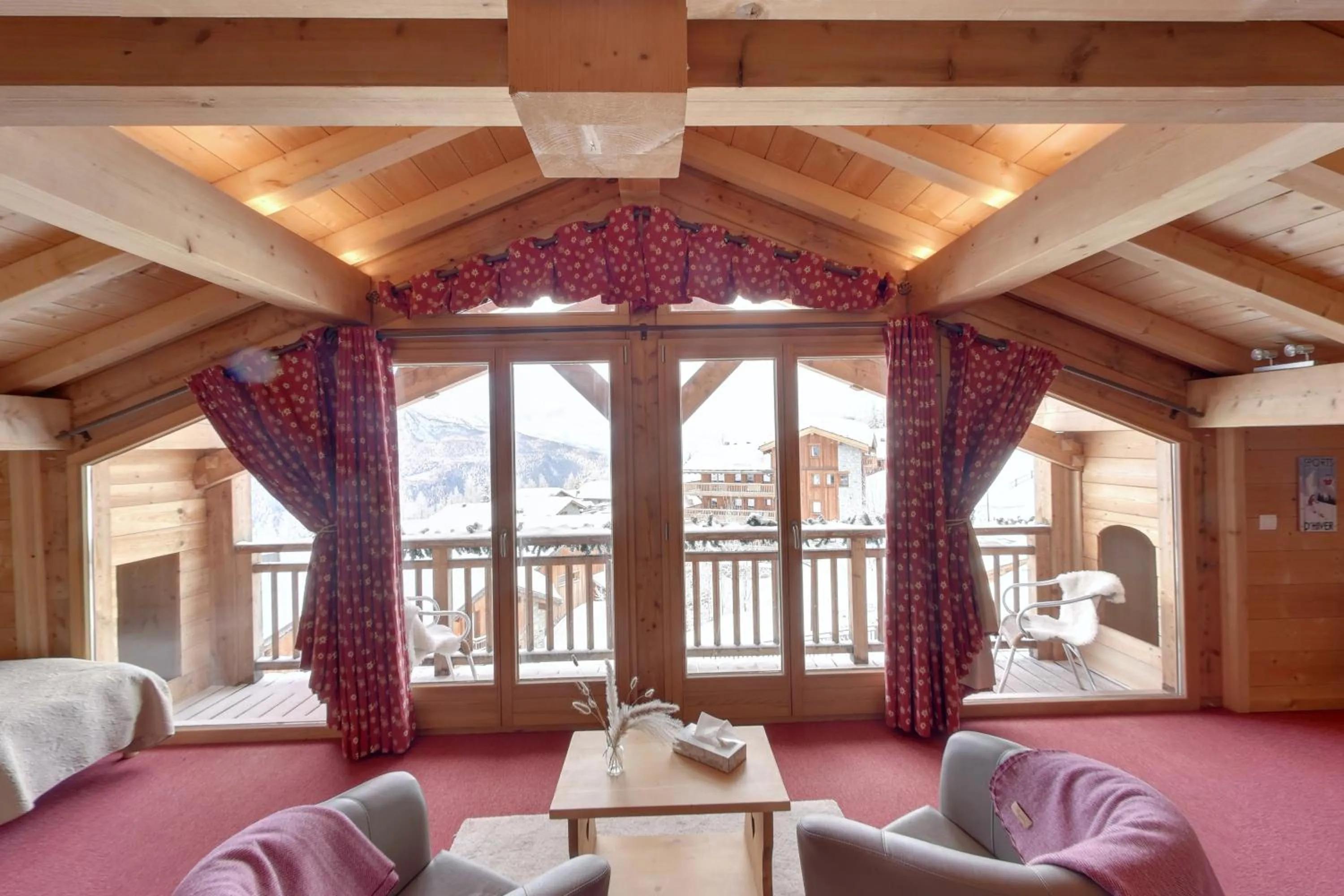 Photo of the whole room, Bed in Hôtel L'Accroche Coeur