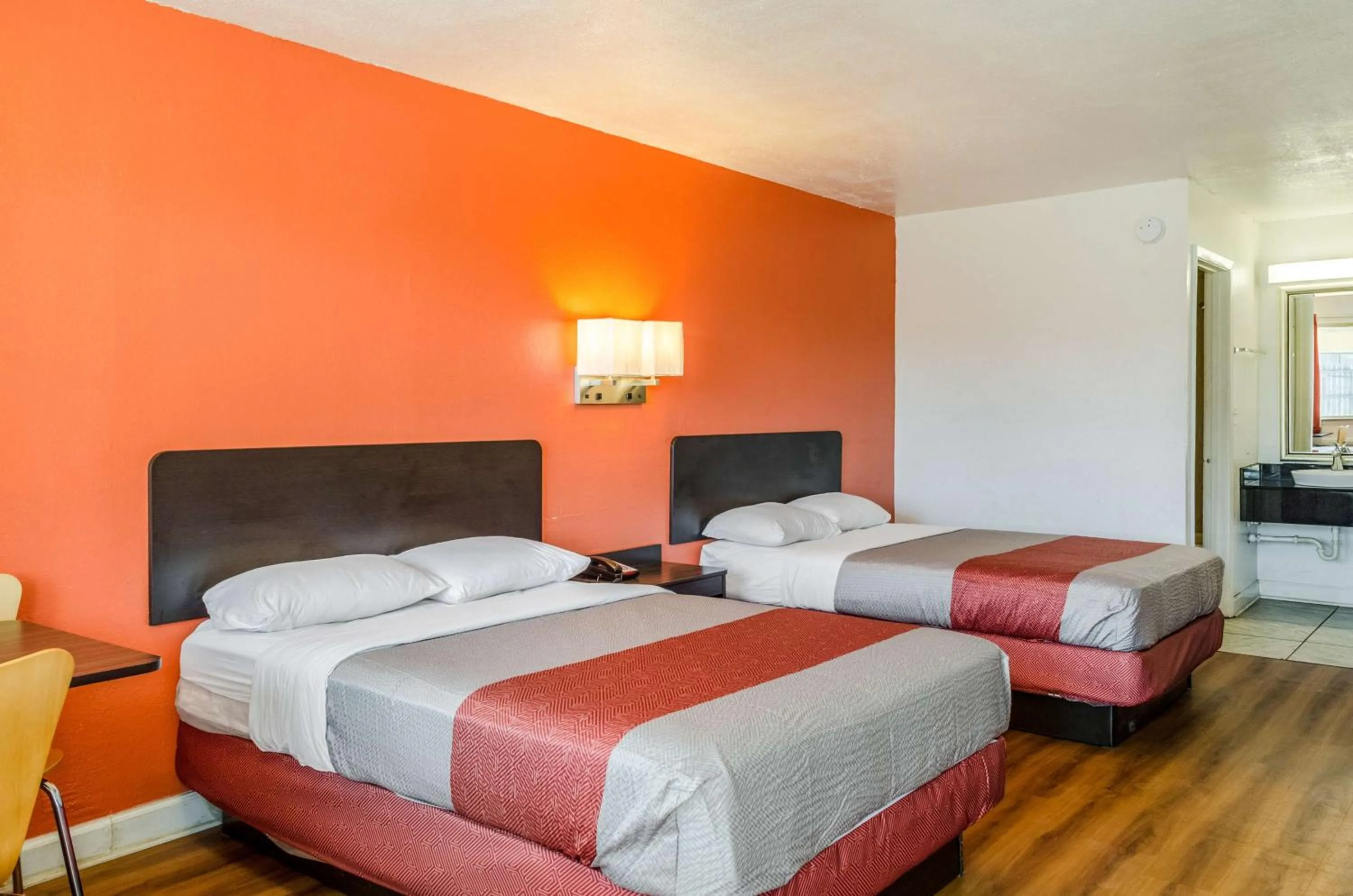 Photo of the whole room, Bed in Motel 6-Saraland, AL