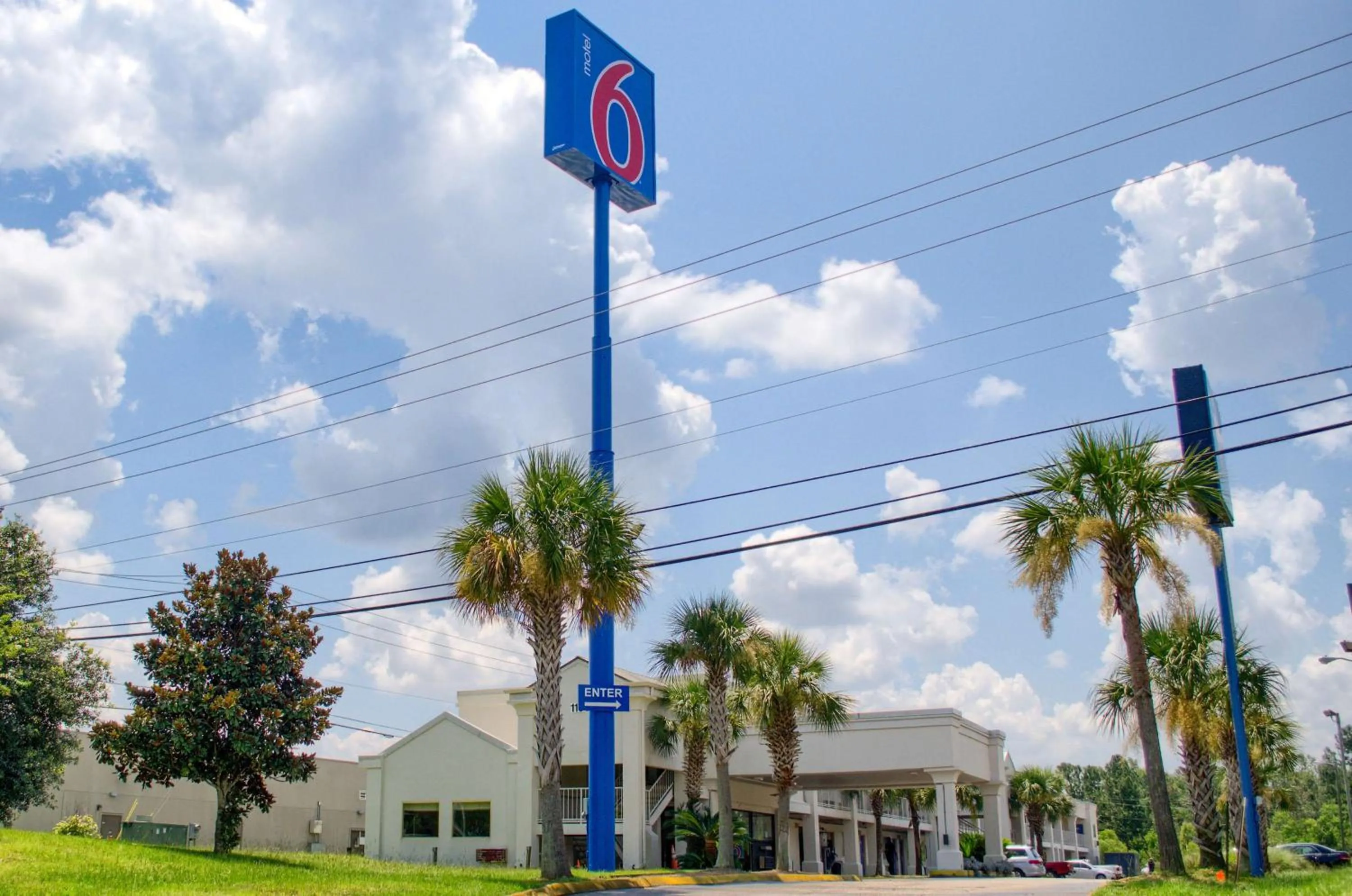 Property building in Motel 6-Saraland, AL