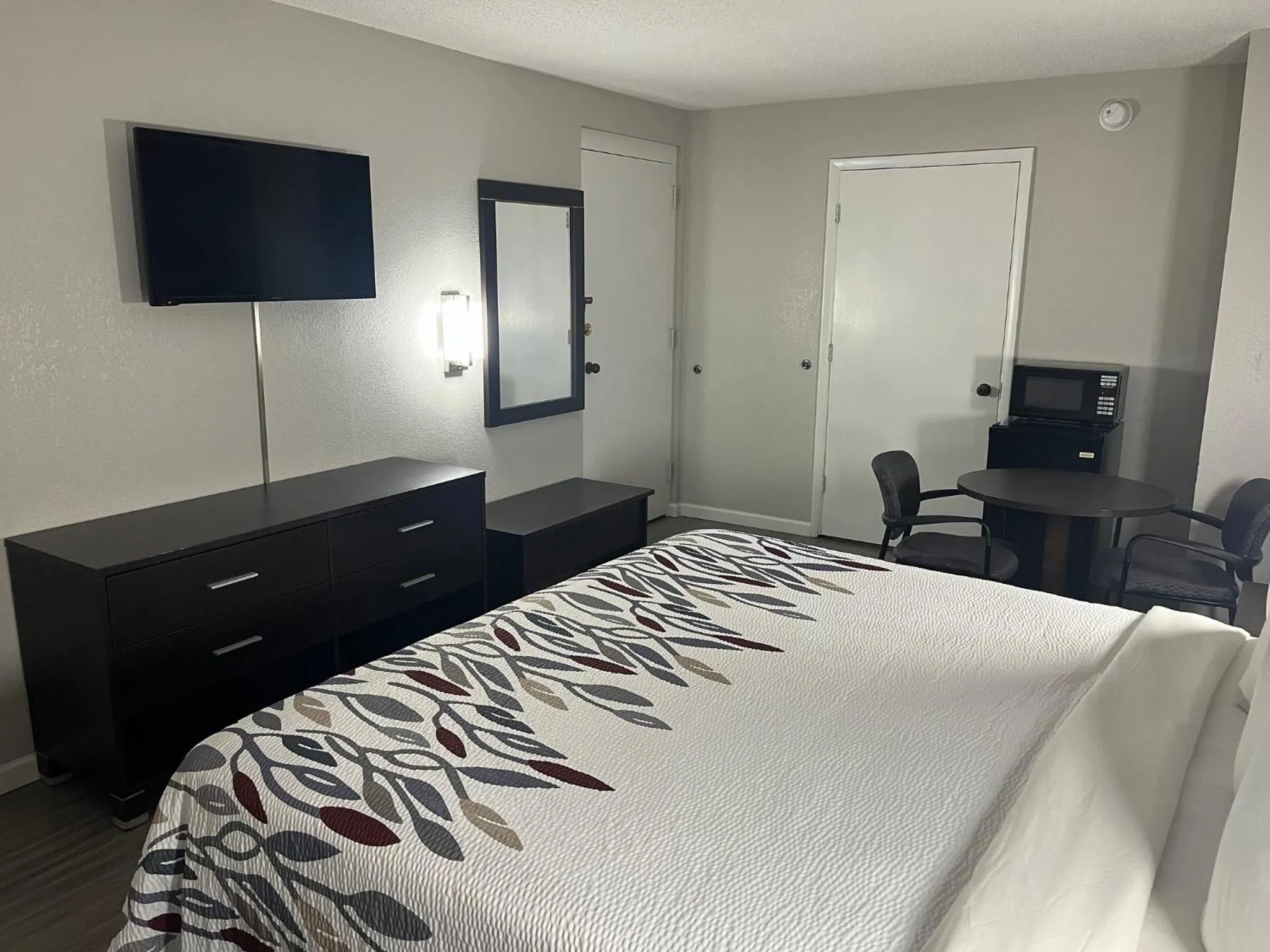 Bedroom, Bed in Red Roof Inn Rockingham