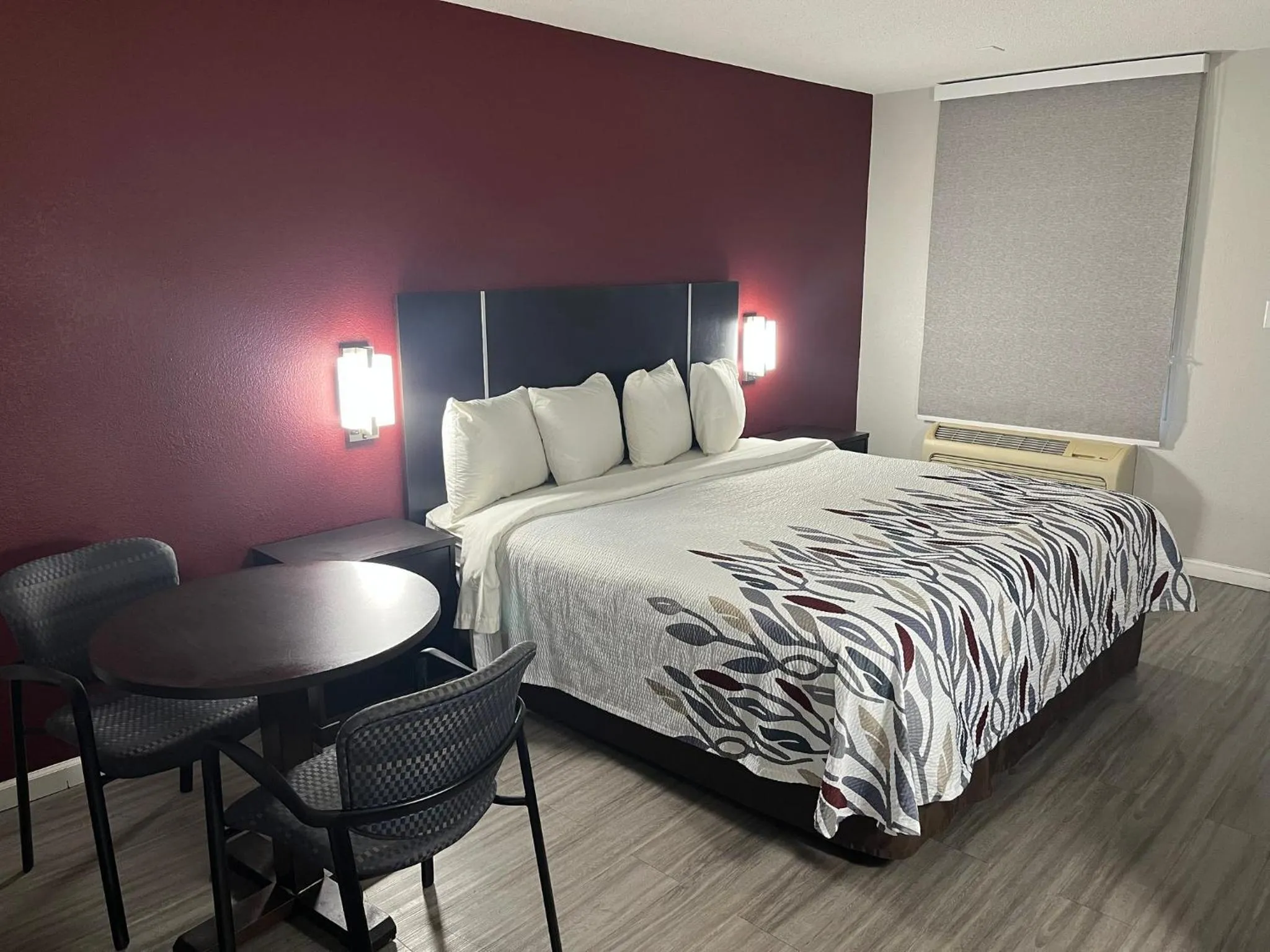 Bedroom, Bed in Red Roof Inn Rockingham