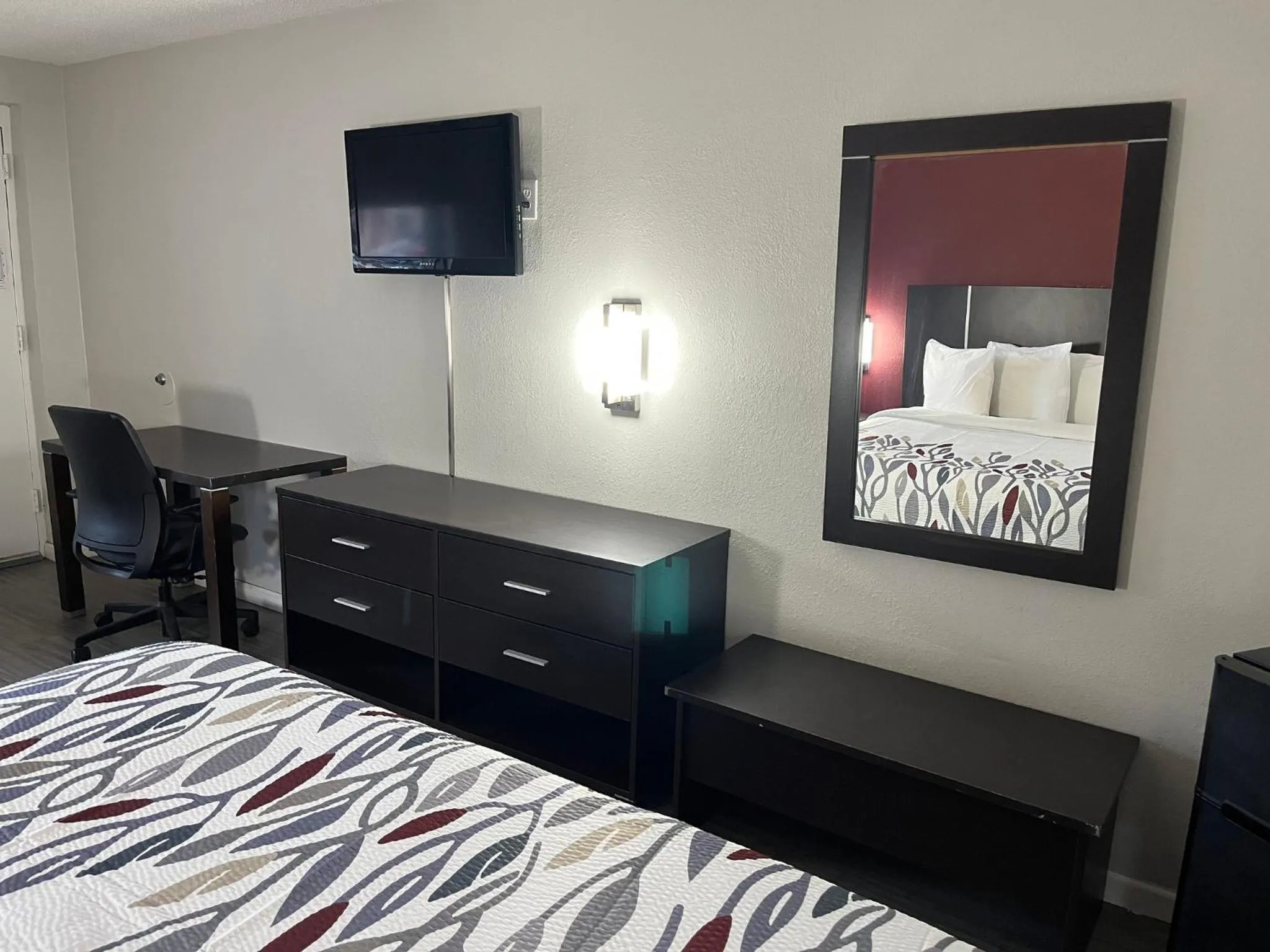 Bedroom, Bed in Red Roof Inn Rockingham