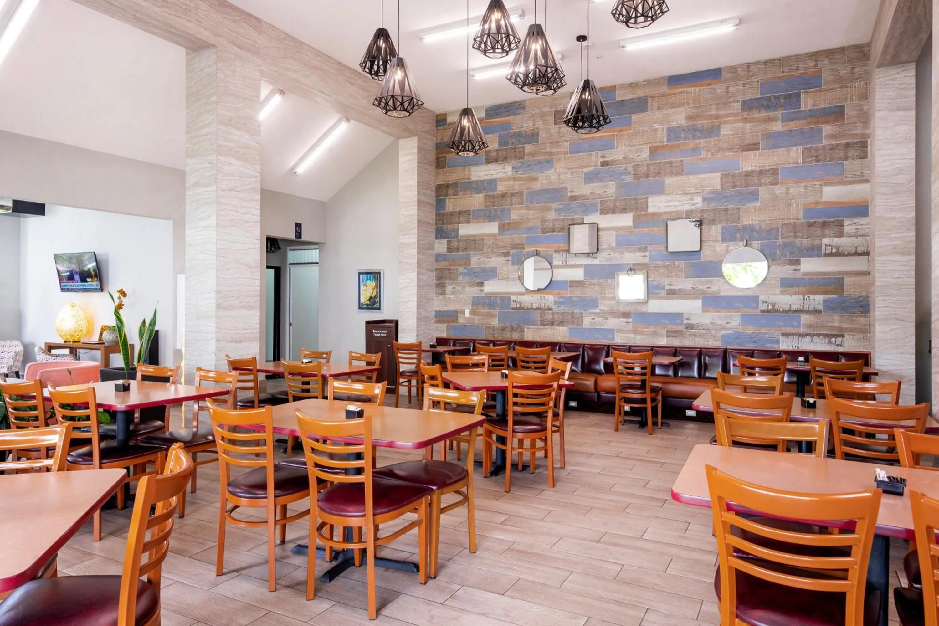 Restaurant/places to eat in Irazú Hotel & Studios