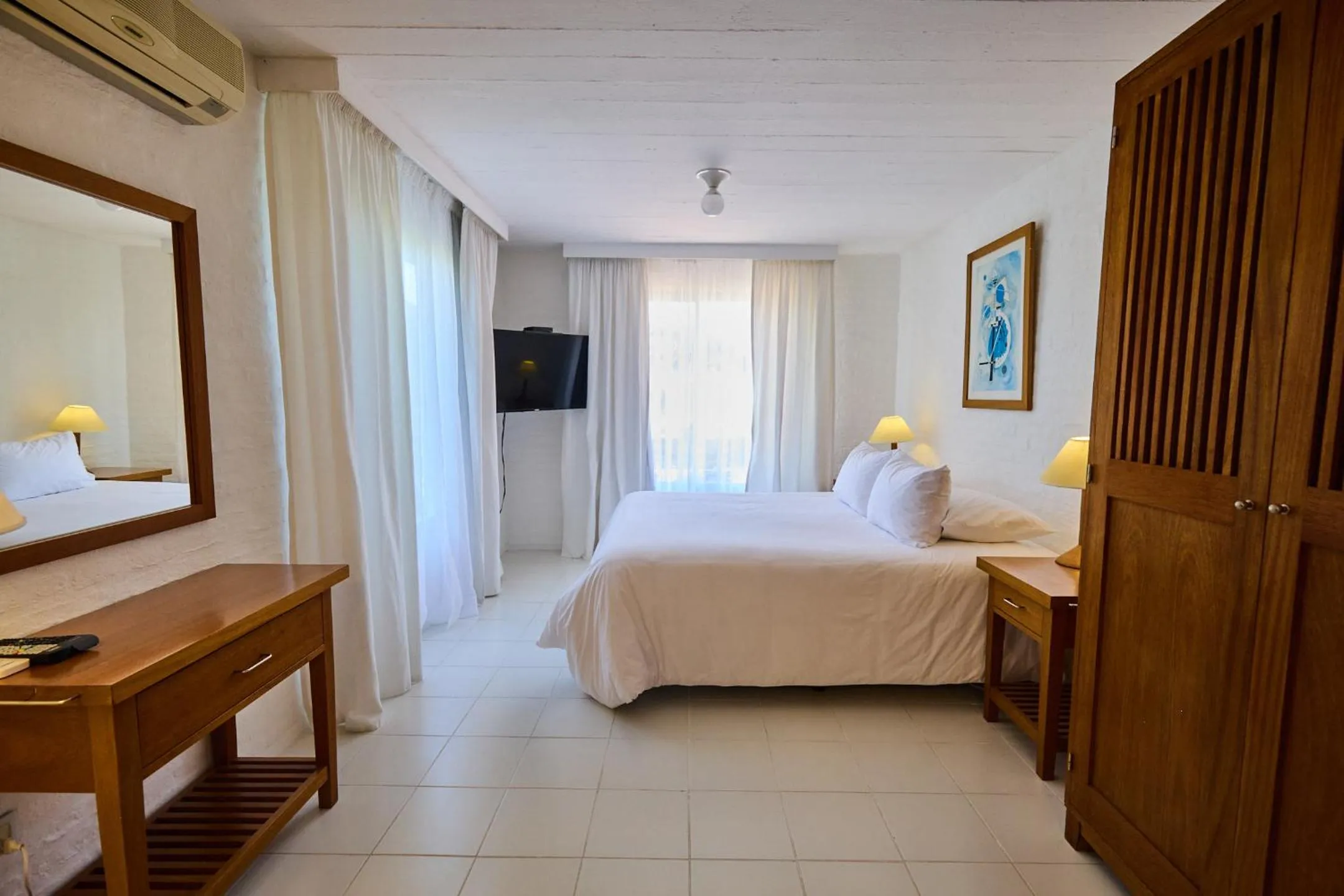 Bed in Hotel Las Olas Resort