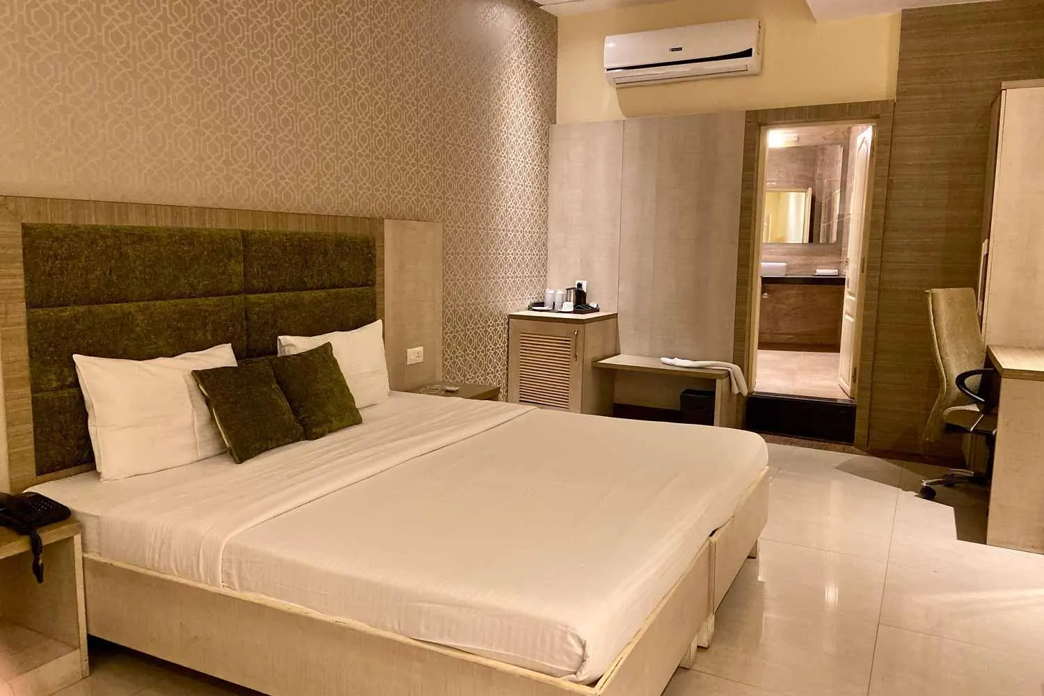 Status Business Hotel - Naveen Market