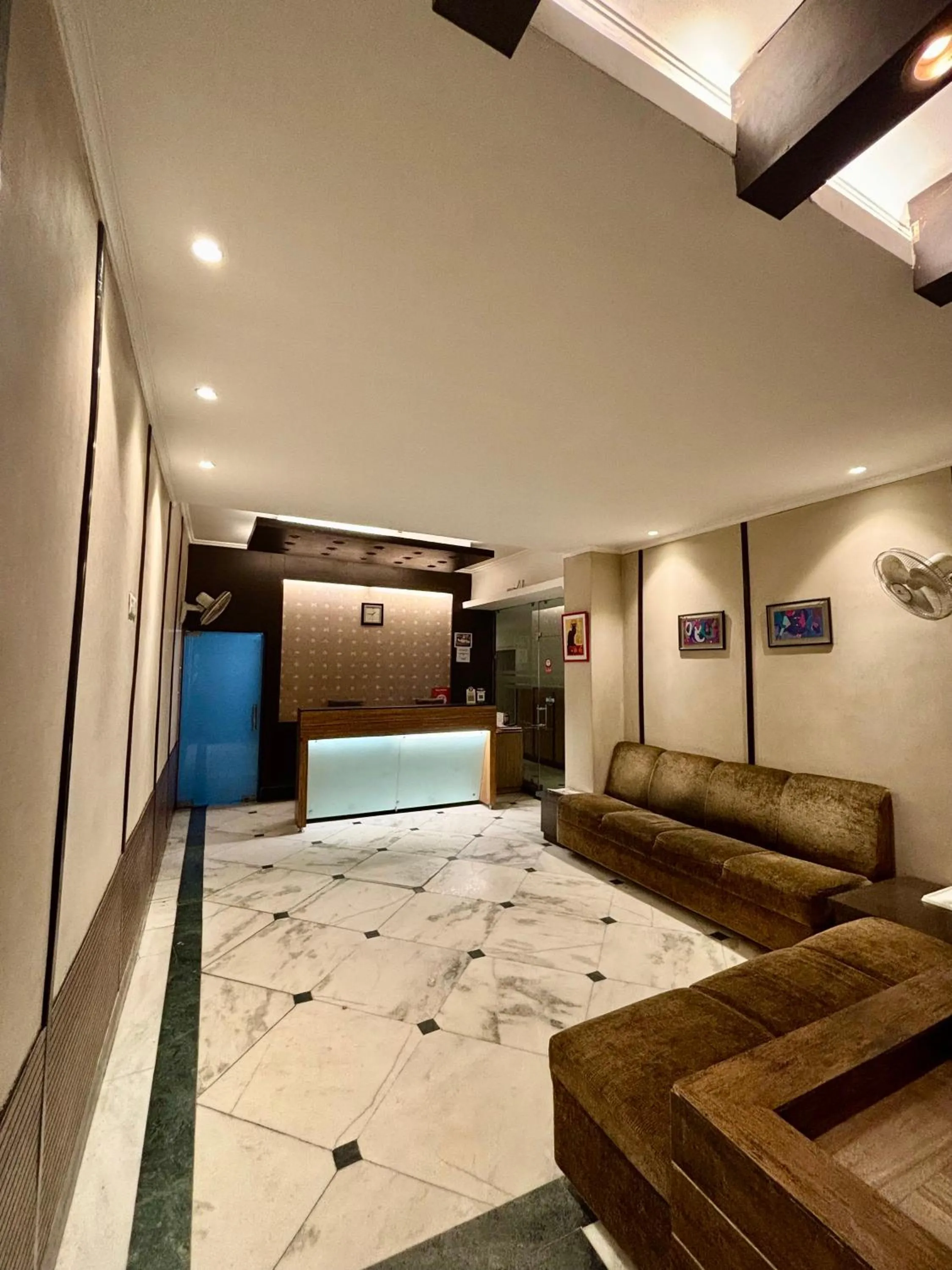 Status Business Hotel - Naveen Market