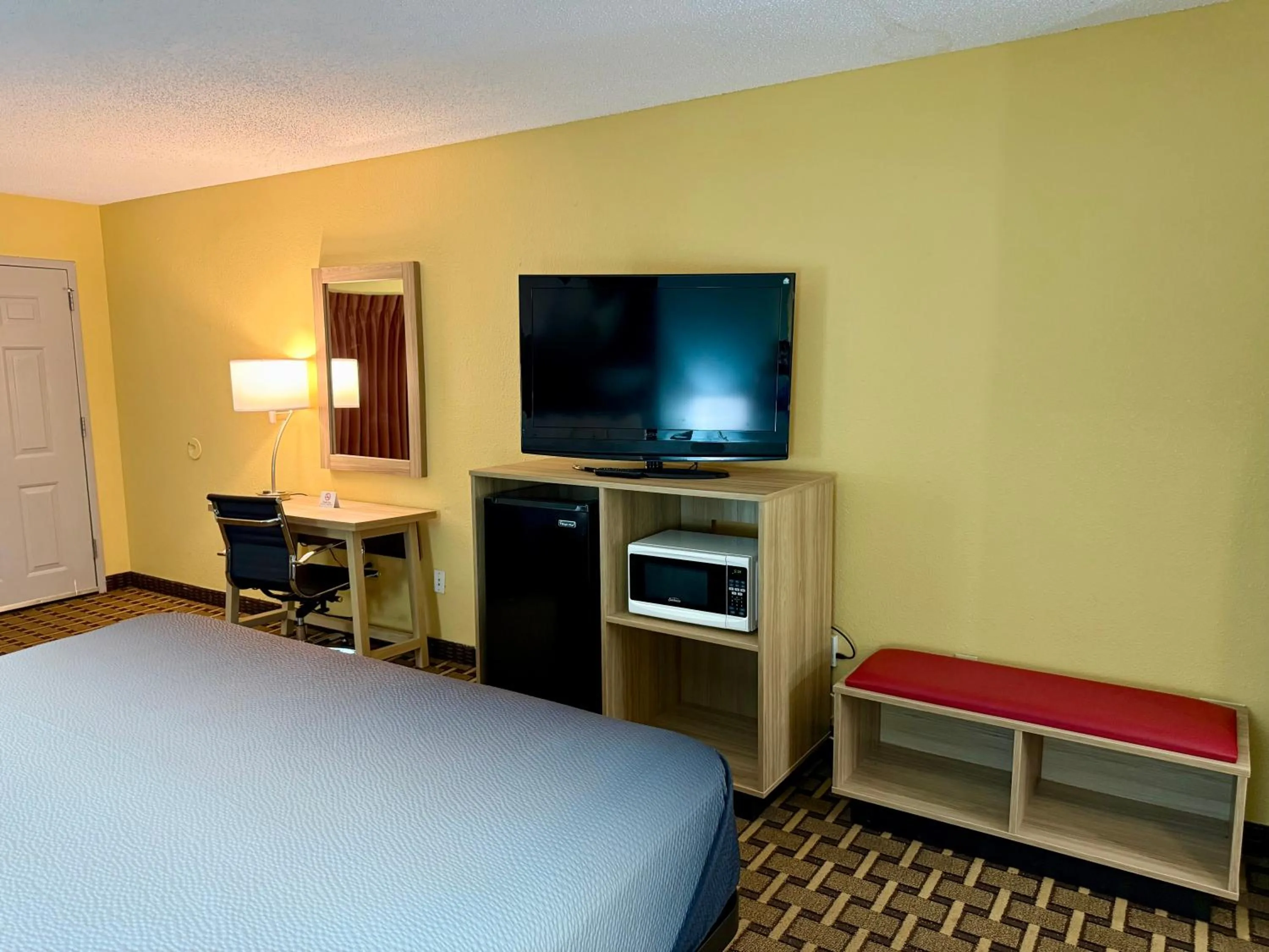 Bed in Super 8 by Wyndham Ft. Oglethorpe GA/Chatt TN Area