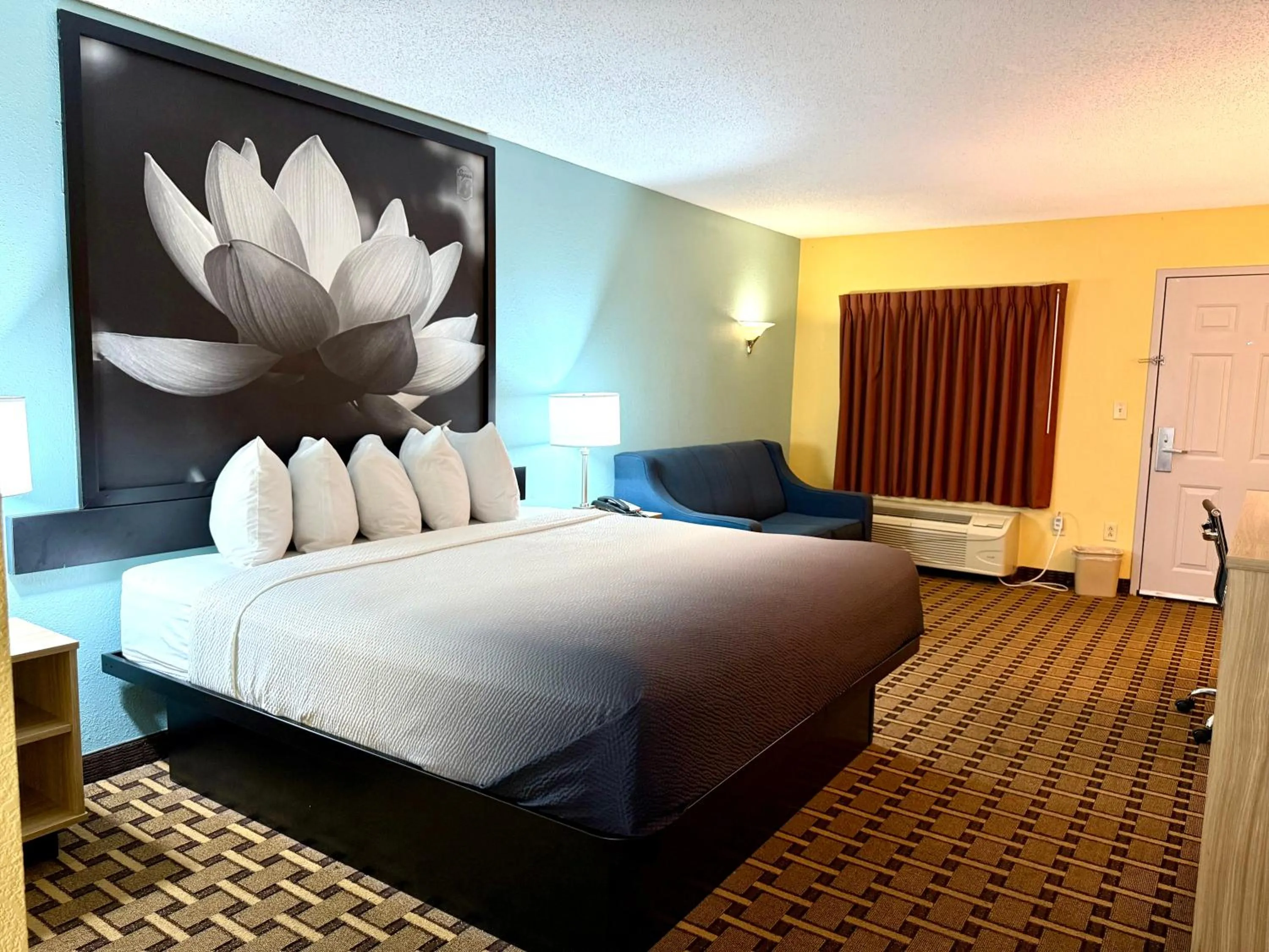 Bed in Super 8 by Wyndham Ft. Oglethorpe GA/Chatt TN Area