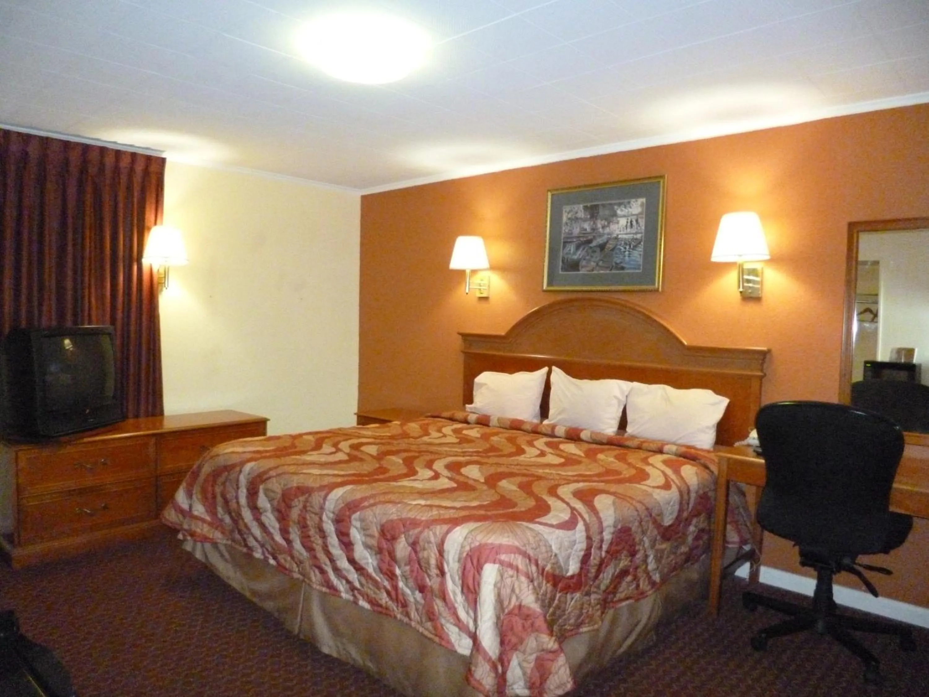 Photo of the whole room, Bed in Mount Vernon Inn