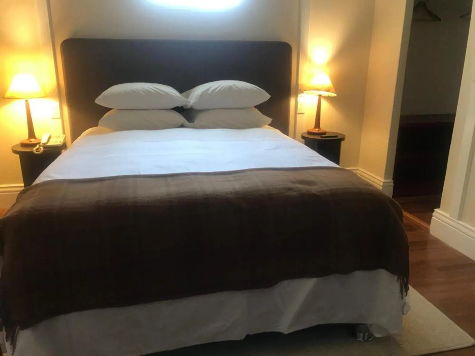 Family Room with Private Bathroom in Plaza Central Family Room with Private Bathroom in Plaza Central