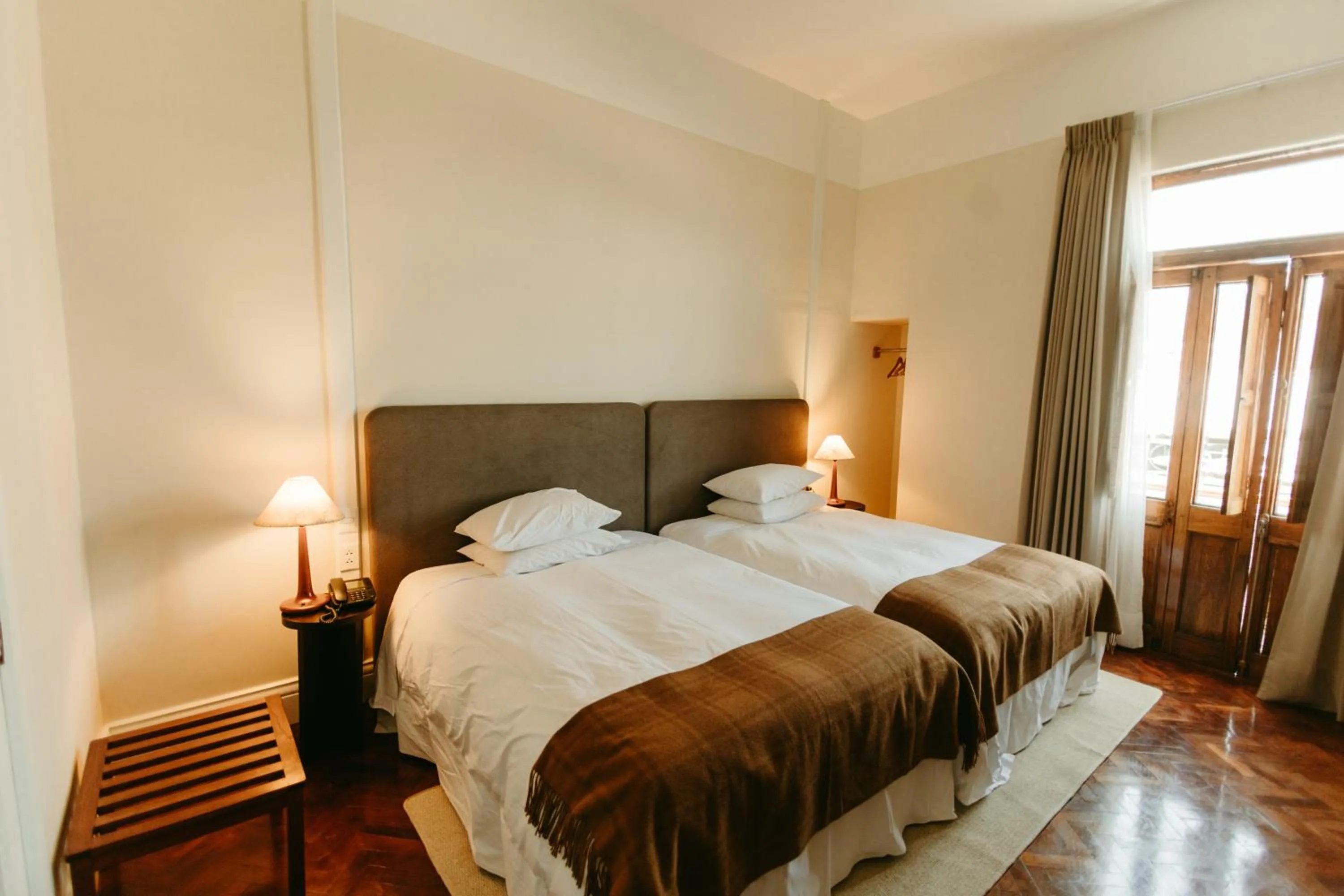 Photo of the whole room, Bed in Plaza Central