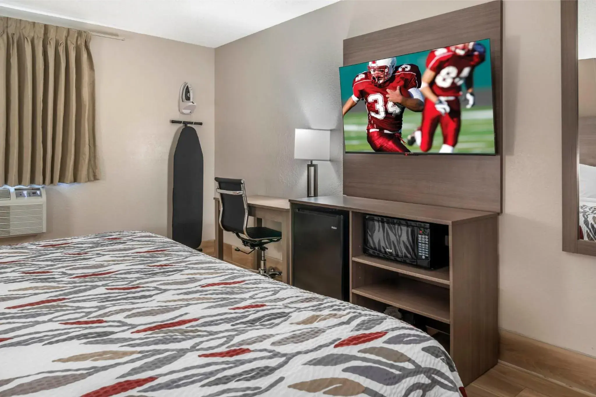 Photo of the whole room, Bed in Red Roof Inn Queensbury Photo of the whole room, Bed in Red Roof Inn Queensbury