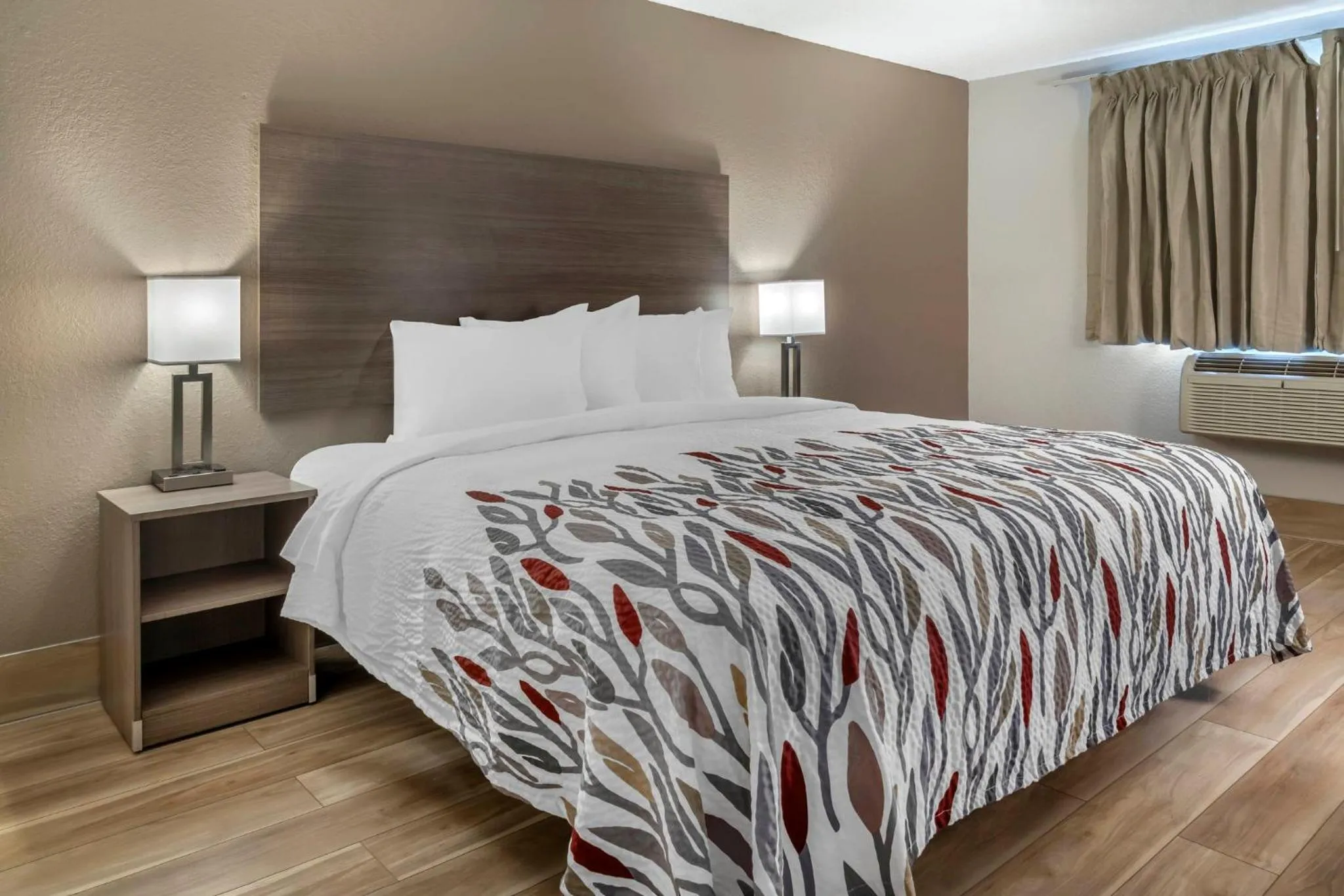 Photo of the whole room, Bed in Red Roof Inn Queensbury