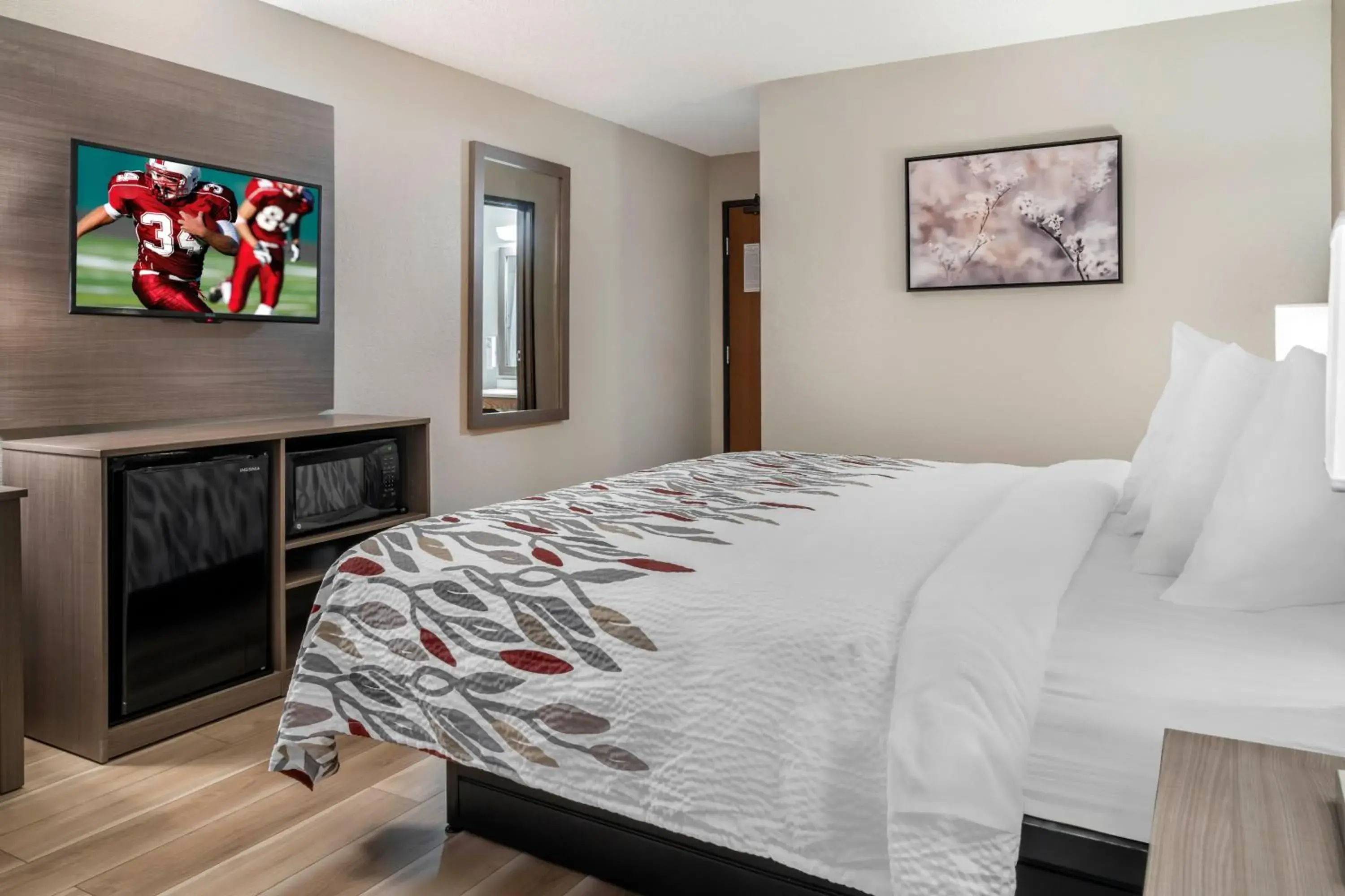 Bed in Red Roof Inn Queensbury Bed in Red Roof Inn Queensbury