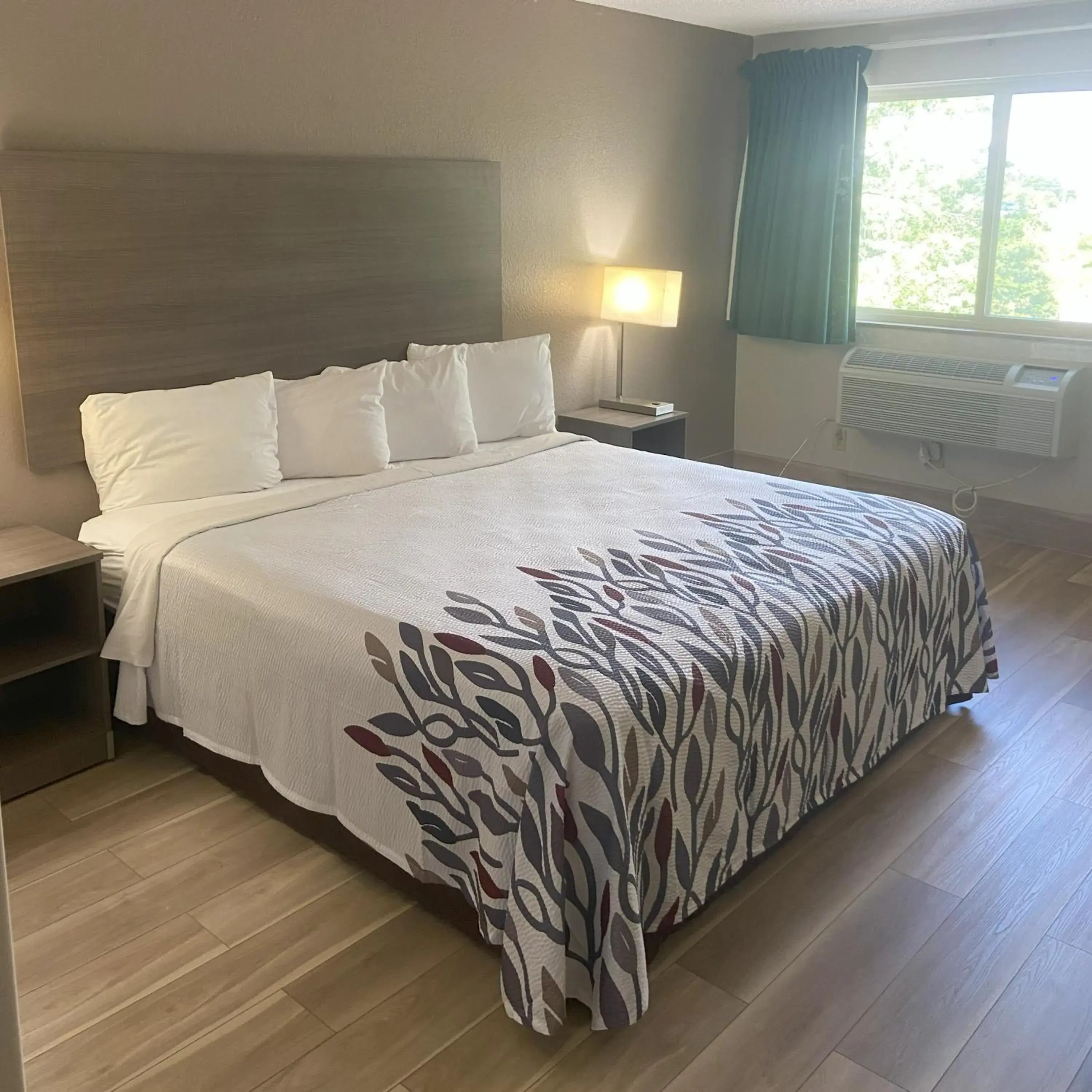 Bed in Red Roof Inn Queensbury Bed in Red Roof Inn Queensbury