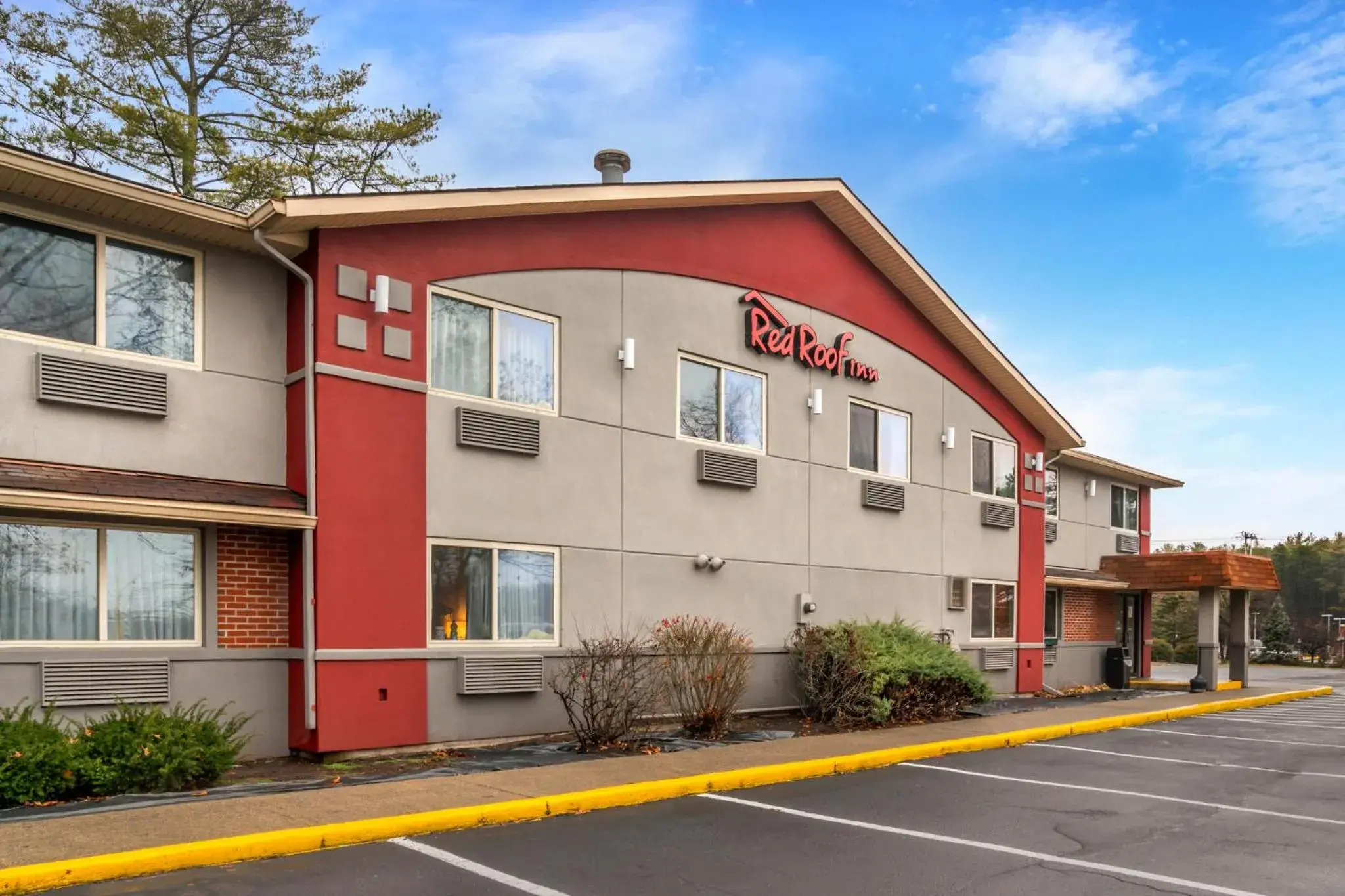 Property building in Red Roof Inn Queensbury Property building in Red Roof Inn Queensbury
