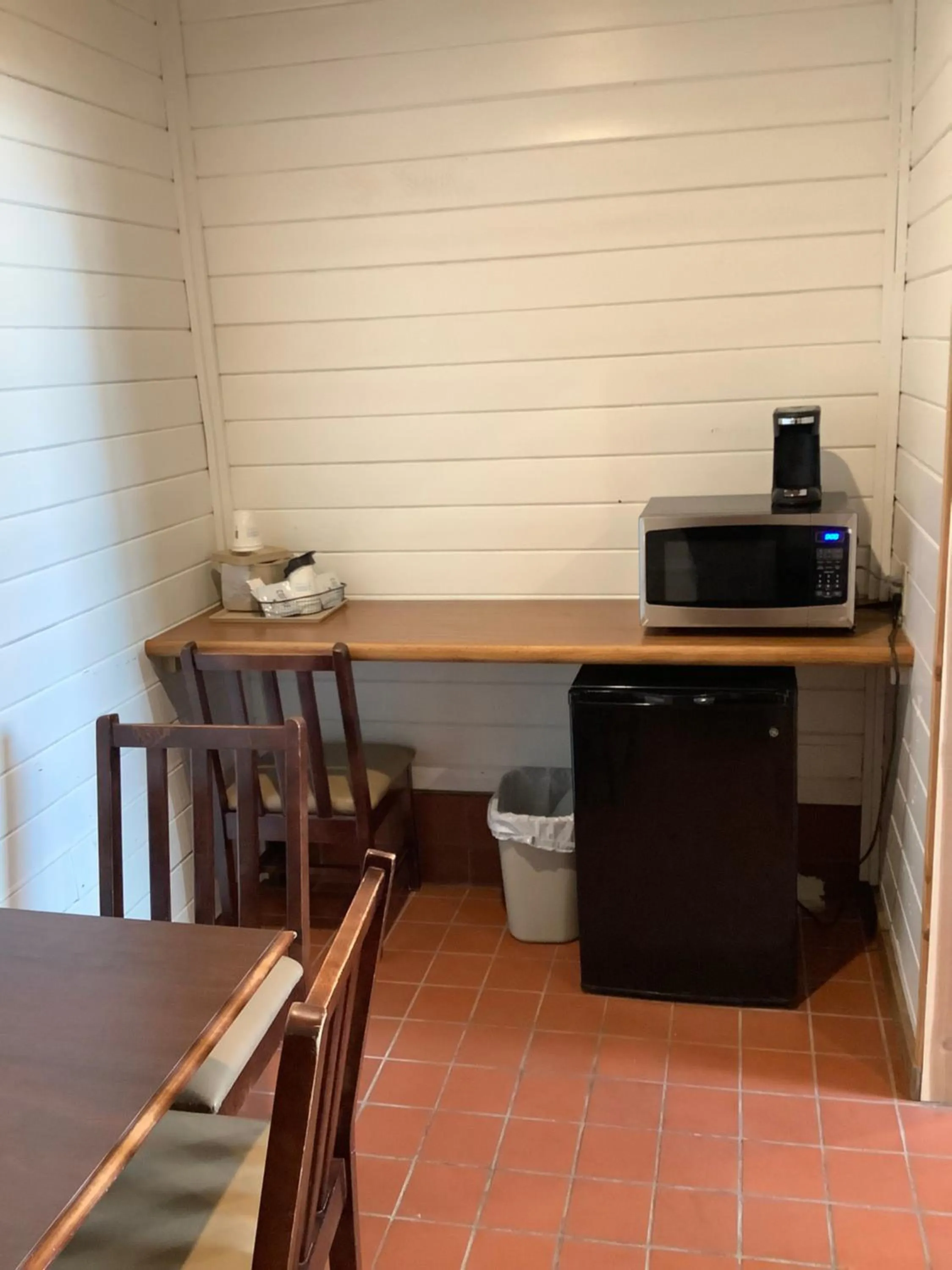 Dining area in Super 8 by Wyndham Queensbury Glens Falls