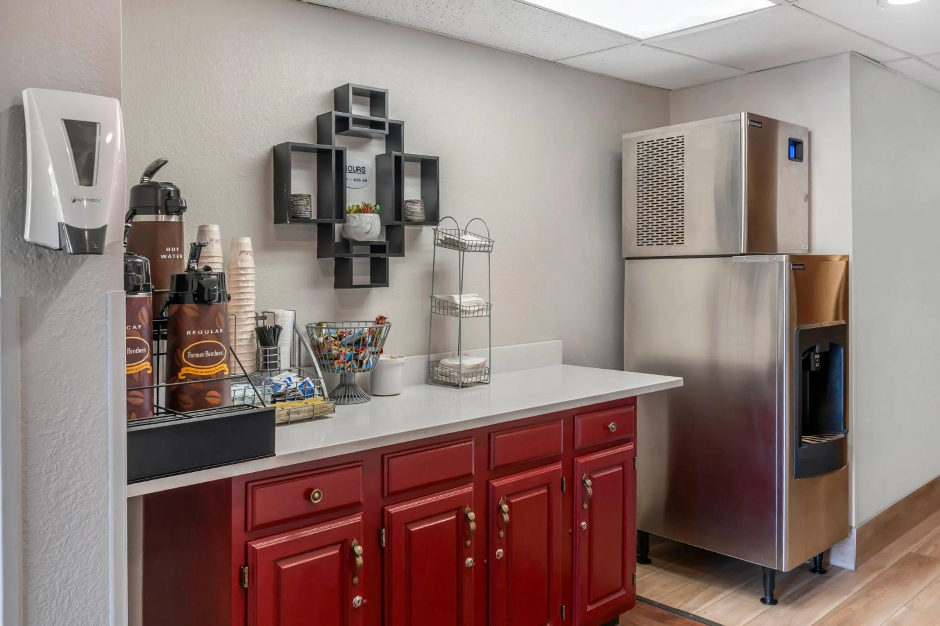 Coffee/tea facilities in Red Roof Inn Queensbury