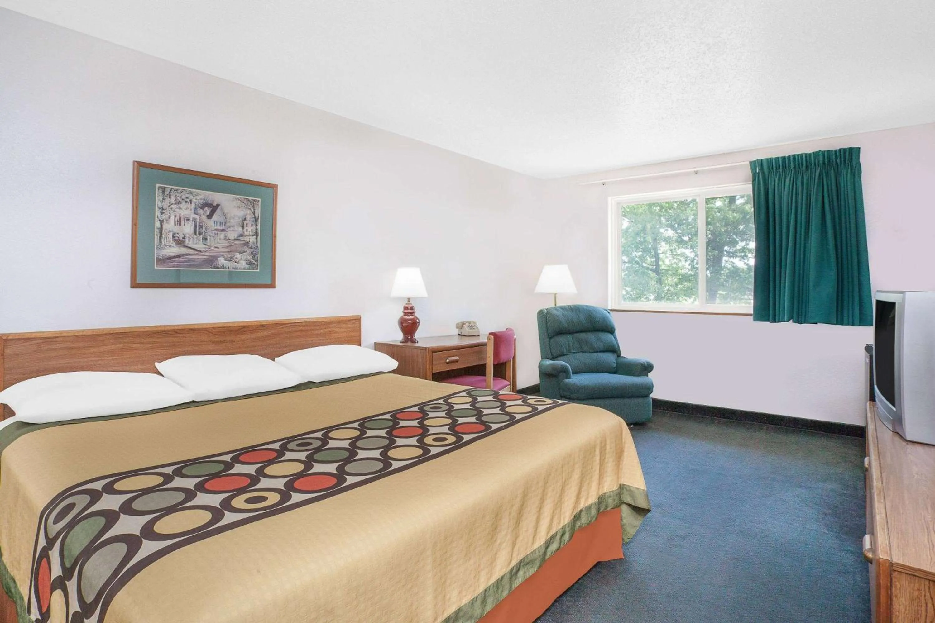 Photo of the whole room in Super 8 by Wyndham Queensbury Glens Falls