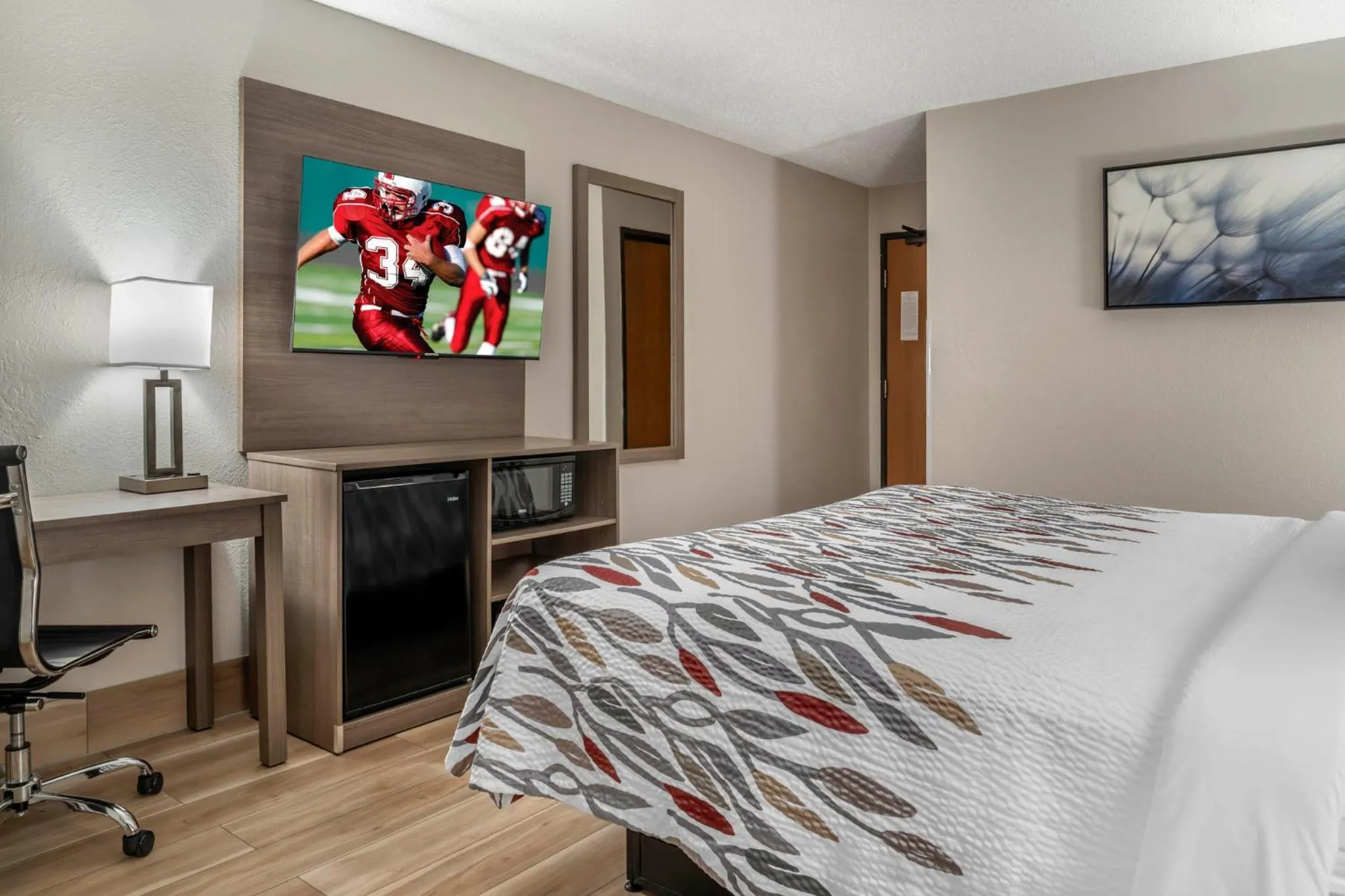 Photo of the whole room, Bed in Red Roof Inn Queensbury