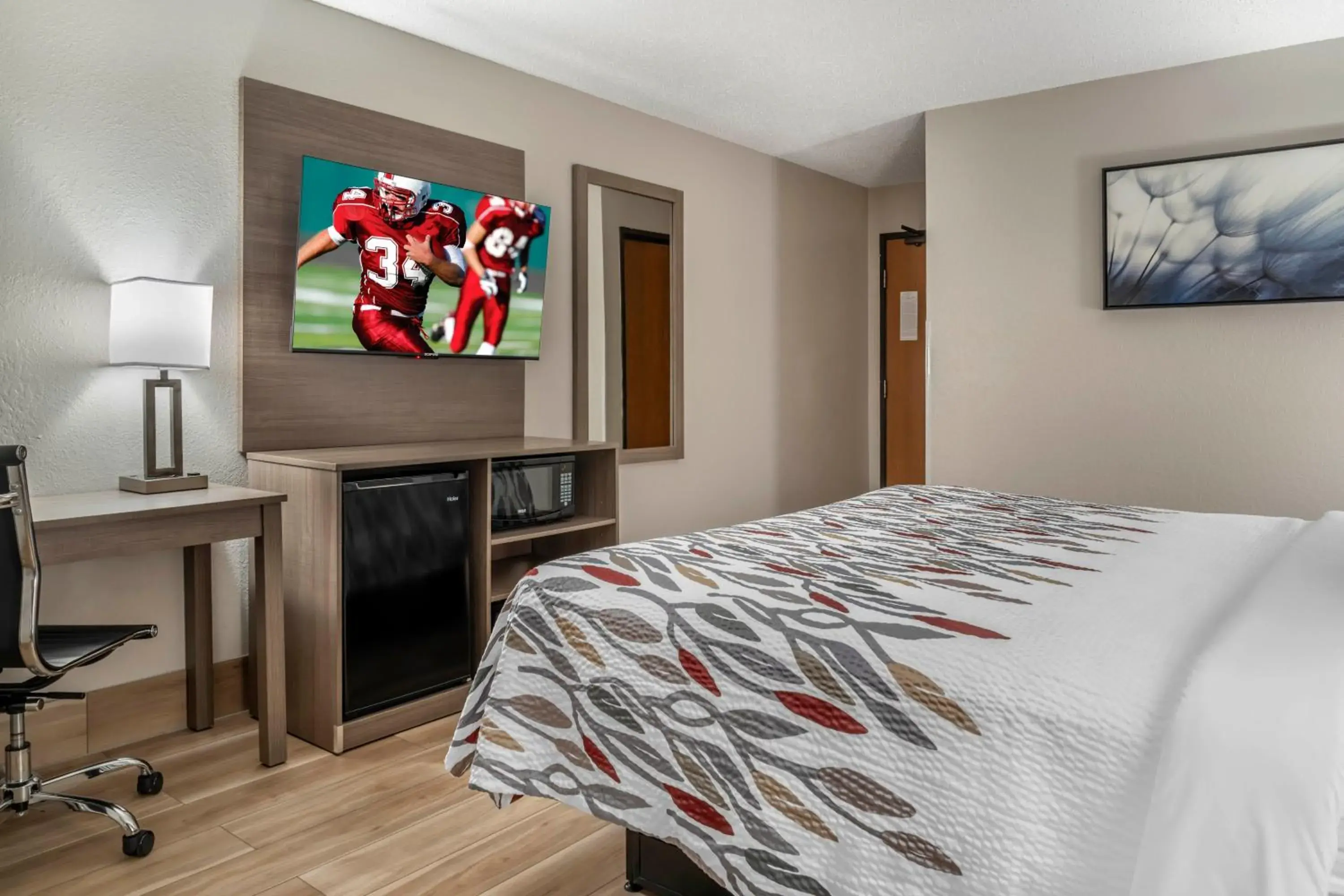 Bed in Red Roof Inn Queensbury Bed in Red Roof Inn Queensbury