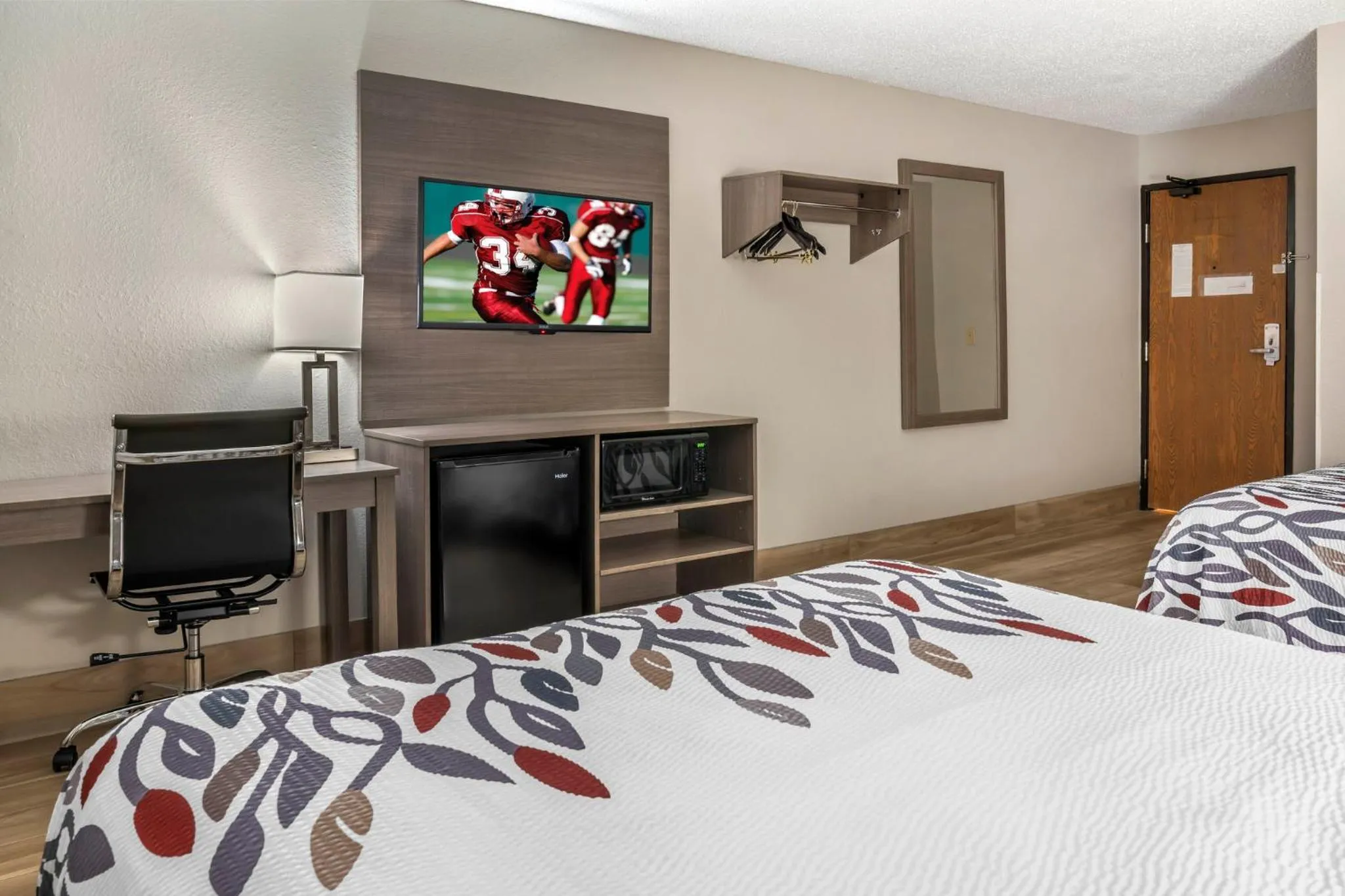 Photo of the whole room, Bed in Red Roof Inn Queensbury