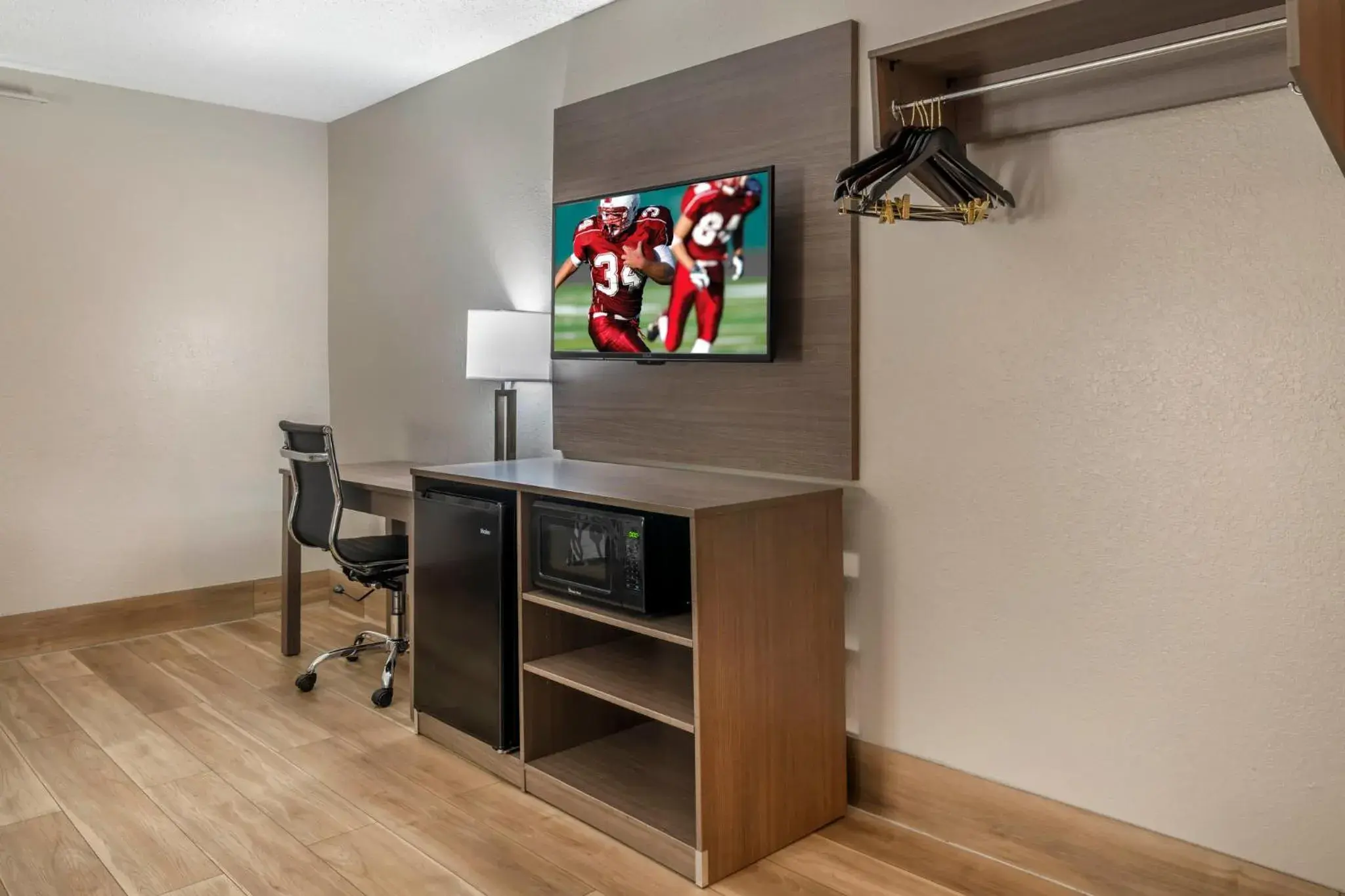 Photo of the whole room in Red Roof Inn Queensbury Photo of the whole room in Red Roof Inn Queensbury