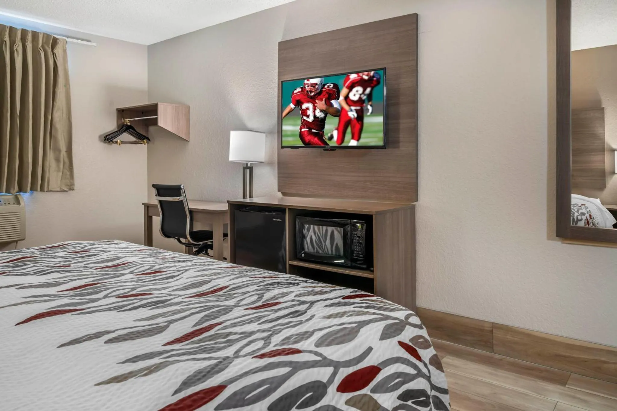 Photo of the whole room, Bed in Red Roof Inn Queensbury