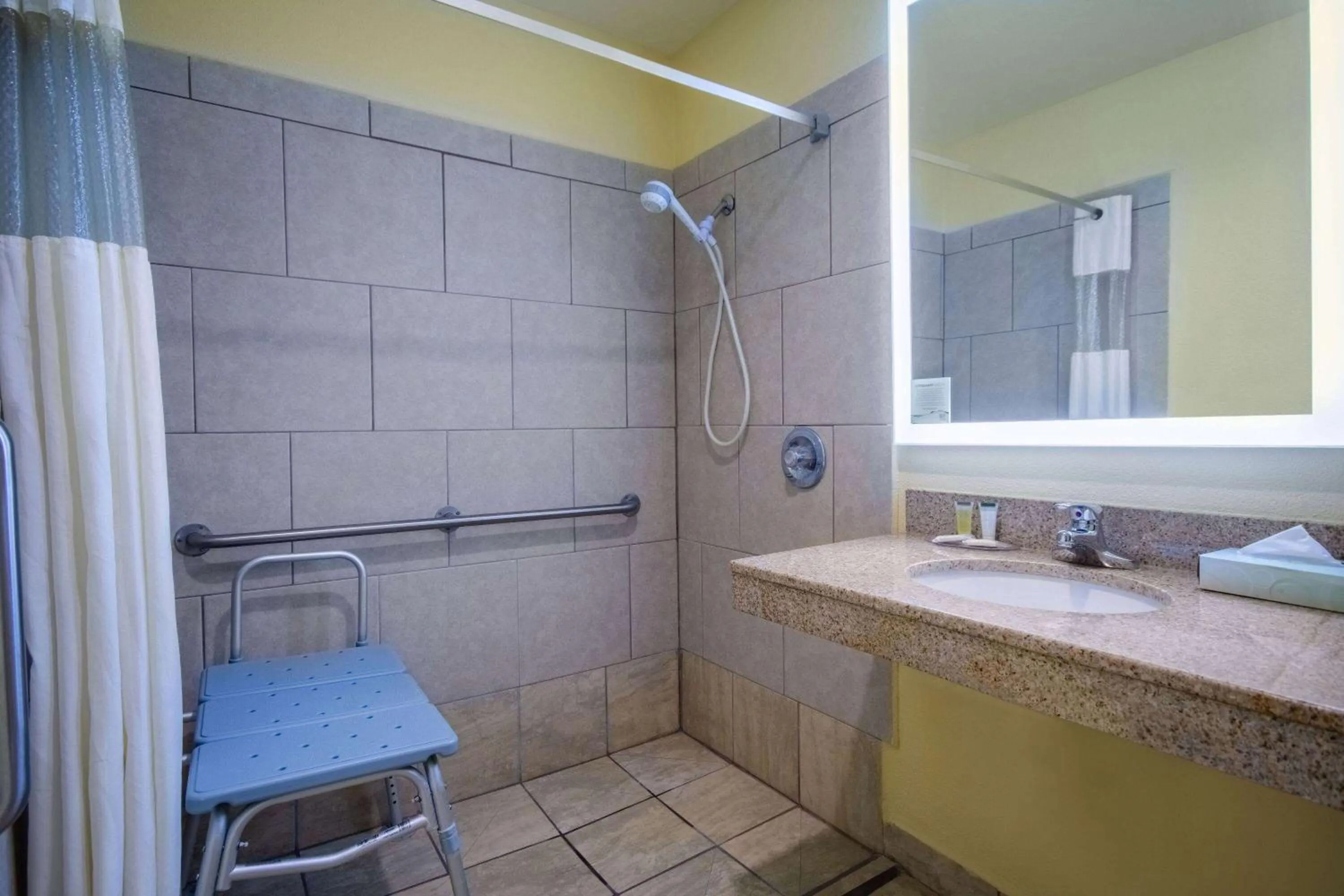 Shower in Days Inn & Suites by Wyndham Waterloo