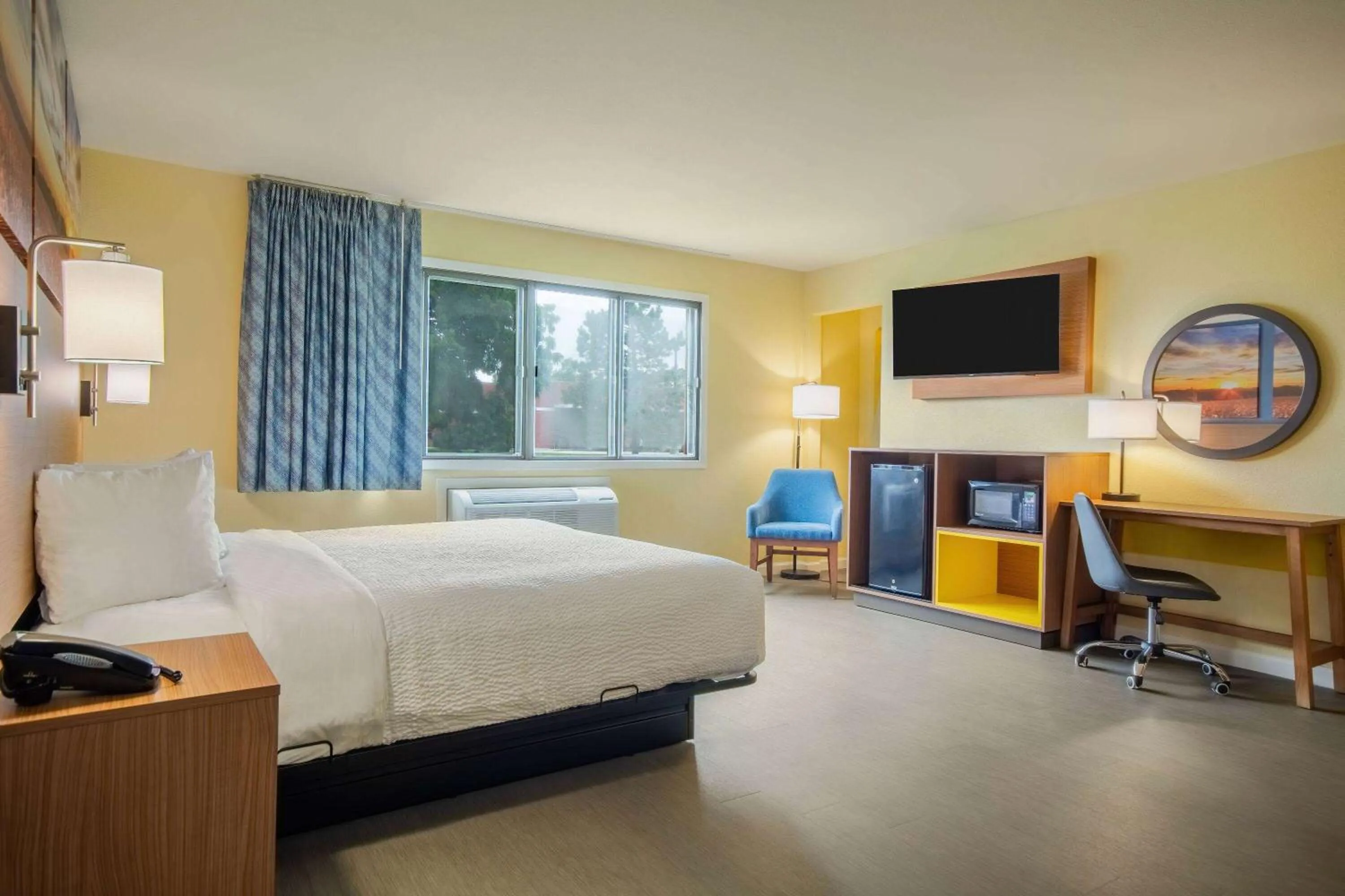Photo of the whole room, Bed in Days Inn & Suites by Wyndham Waterloo