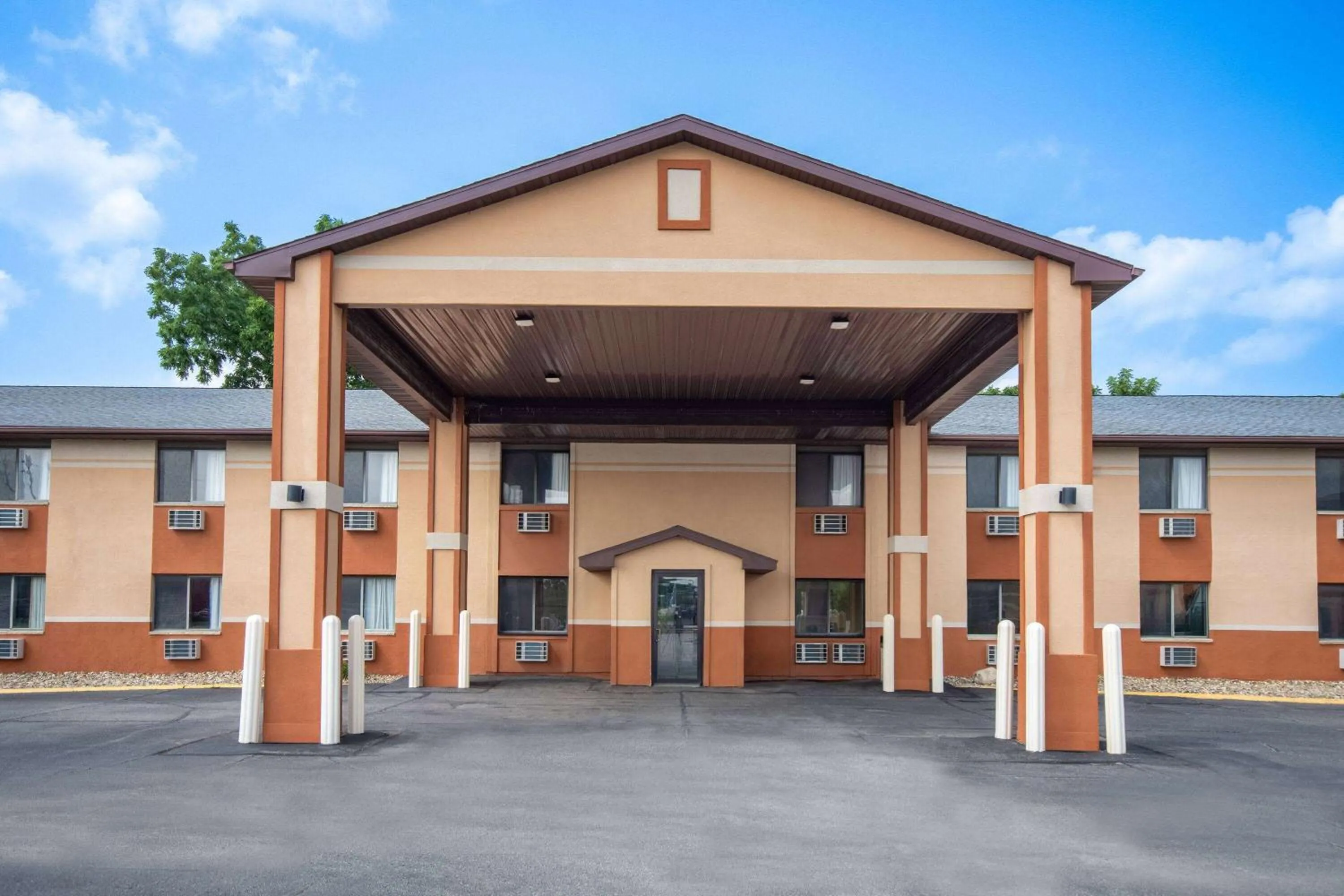 Property building in Days Inn & Suites by Wyndham Waterloo